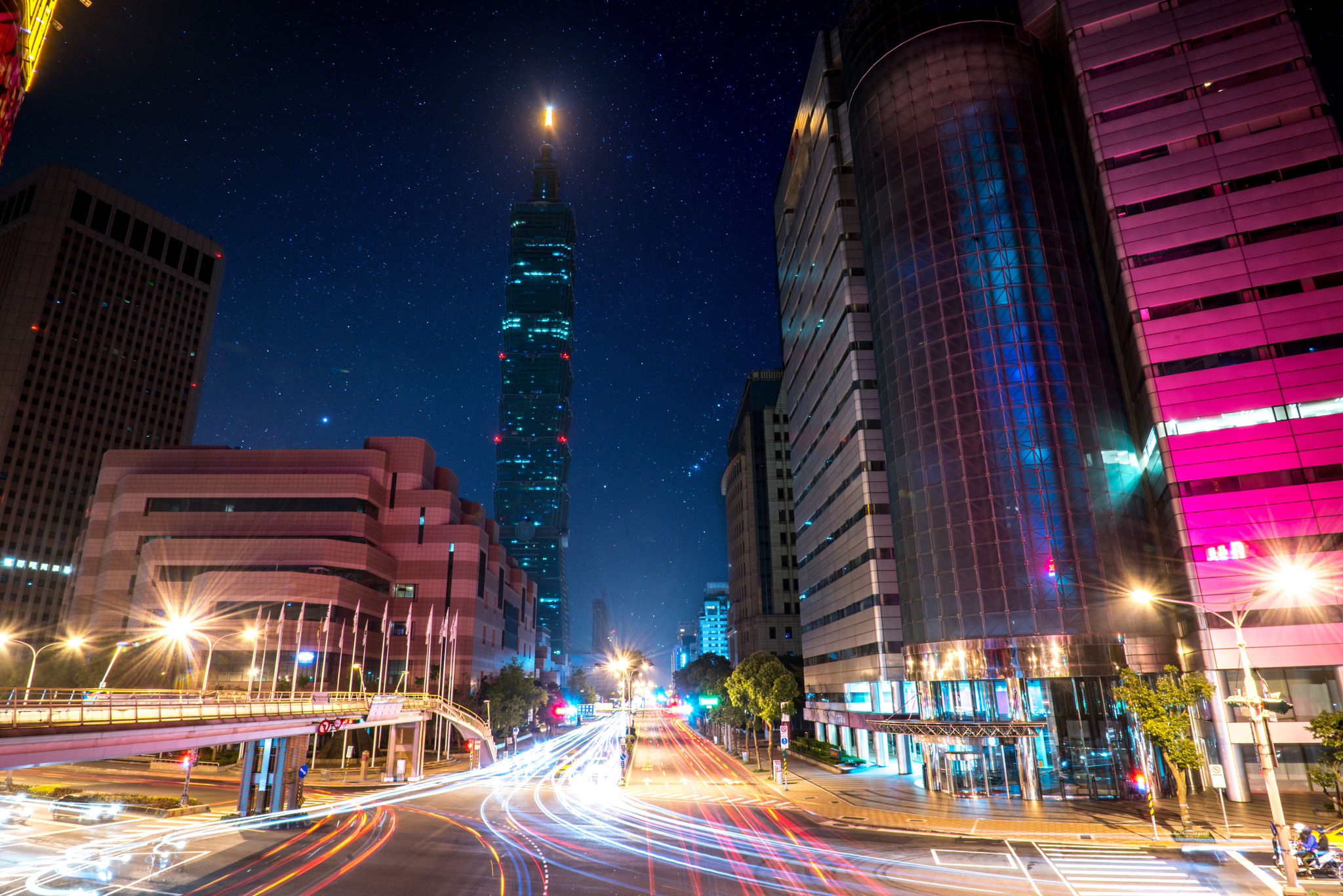 Sony FE 28mm F2 sample photo. Taipei 101 at night with 21mm lens photography