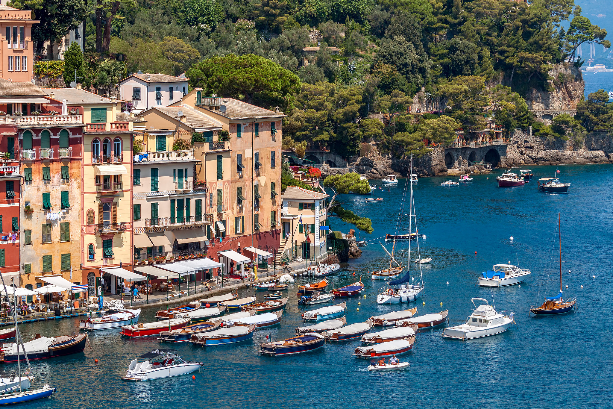 Canon EOS 500D (EOS Rebel T1i / EOS Kiss X3) sample photo. Colorful houses and boats in portofino. photography