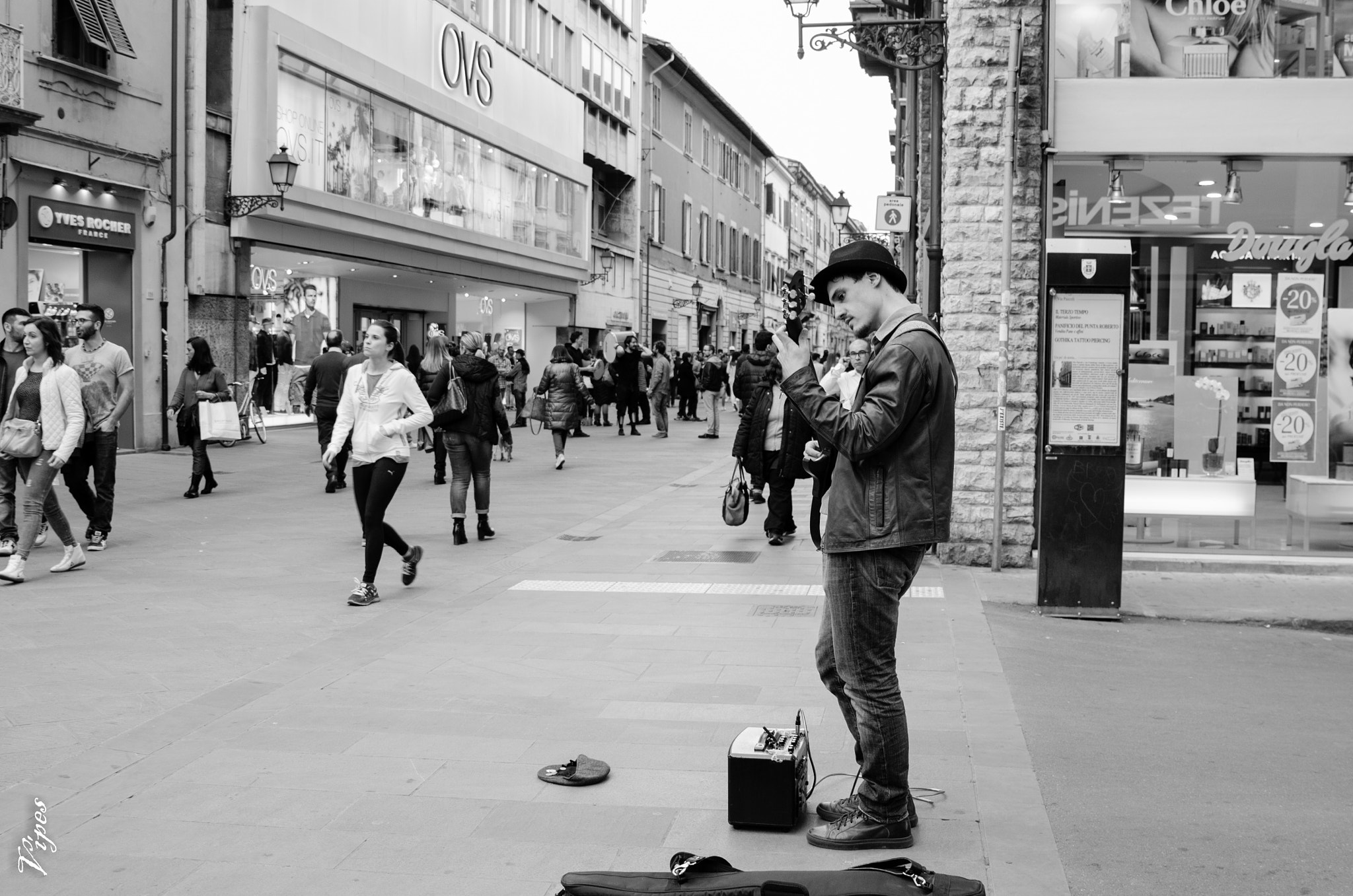 Tamron SP 24-70mm F2.8 Di VC USD sample photo. Street artist photography