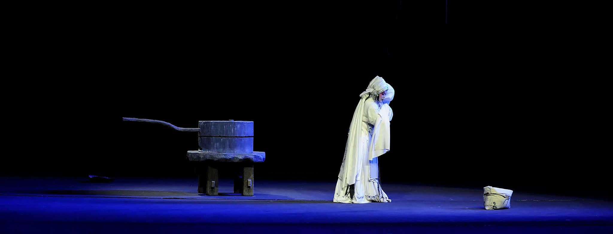 Nikon D700 + AF Zoom-Nikkor 70-210mm f/4 sample photo. Chinese drama stage photography
