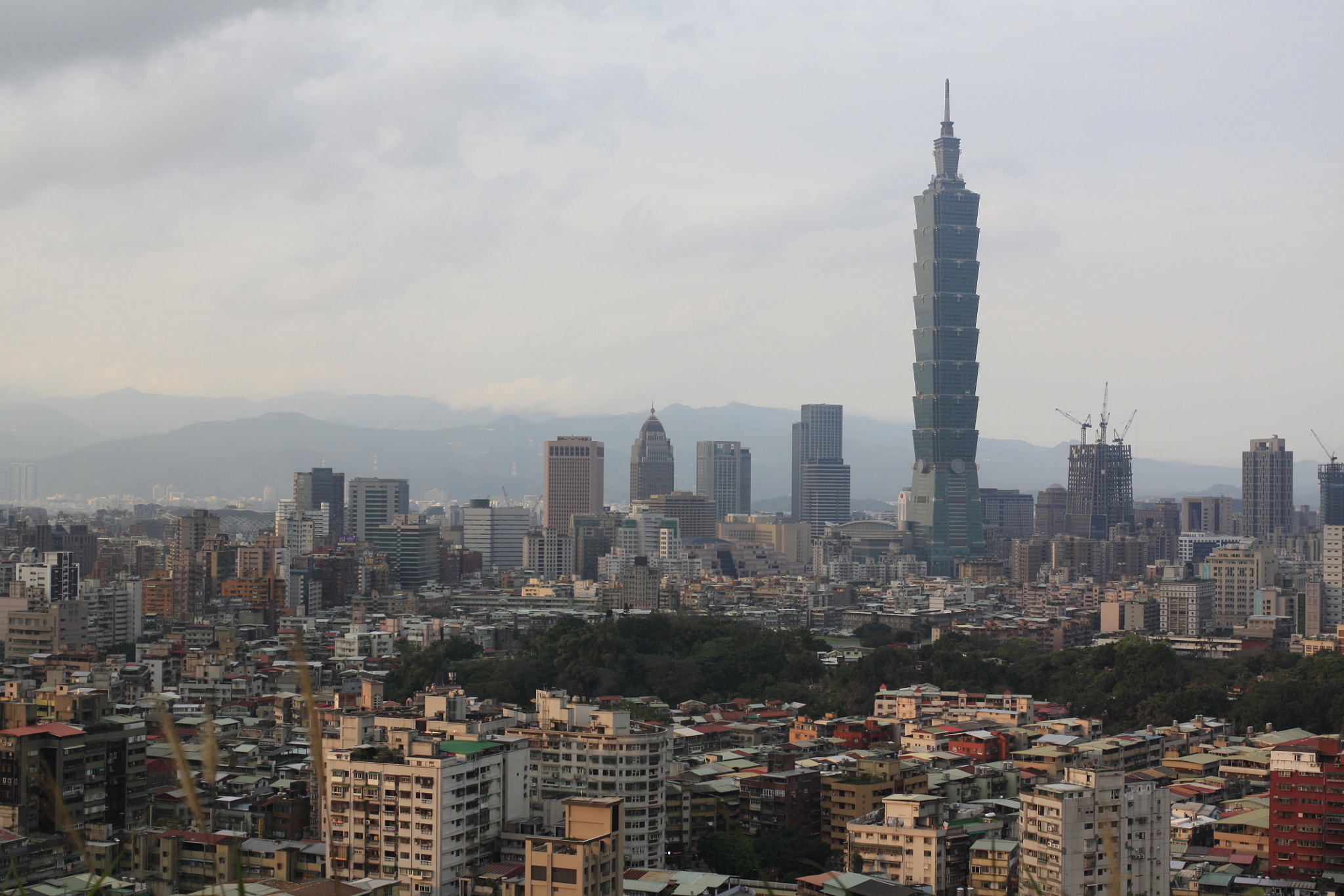 Canon EOS 450D (EOS Rebel XSi / EOS Kiss X2) + Canon EF 35mm F2 IS USM sample photo. Taipei 101 photography