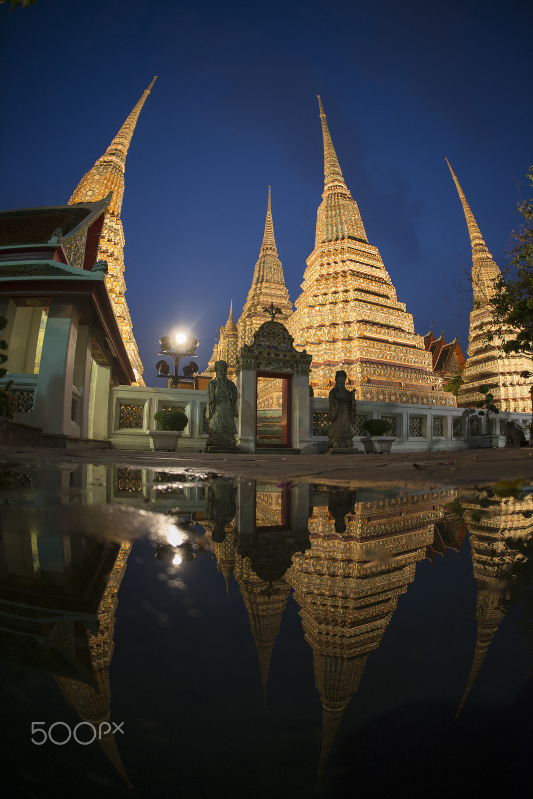 Nikon D800 + Sigma 15mm F2.8 EX DG Diagonal Fisheye sample photo. Asia thailand bangkok wat pho photography