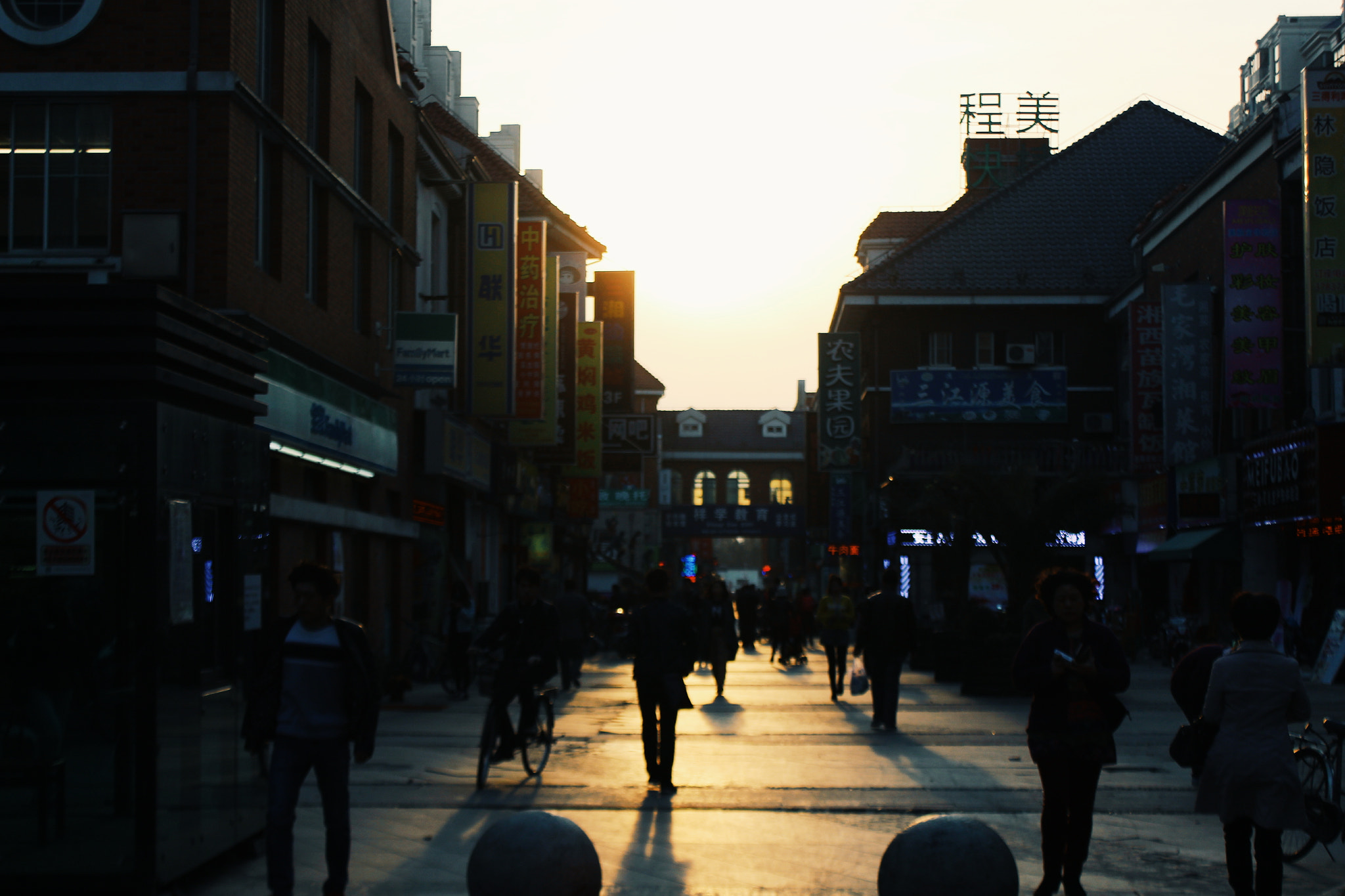 Canon EOS 650D (EOS Rebel T4i / EOS Kiss X6i) + Canon EF 50mm f/1.8 sample photo. 市井 photography