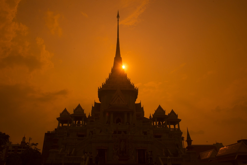 WAT TRAIMIT by amnat on 500px.com - Templo Bangkok