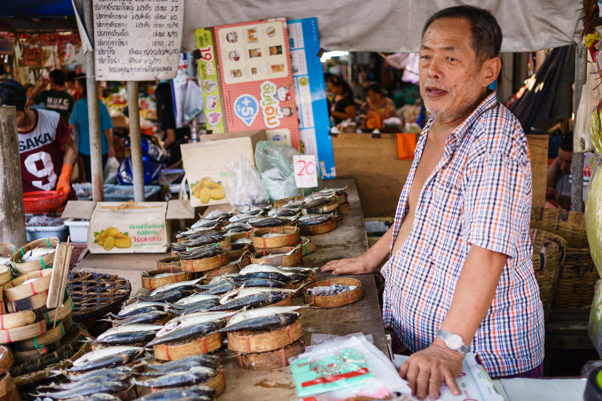 E 32mm F1.8 sample photo. Bangkok food market photography