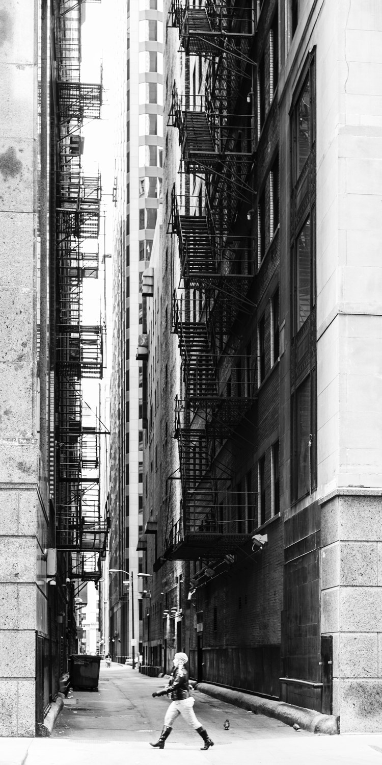 Summicron-M 50mm f/2 (IV, V) sample photo. Walking chicago streets photography