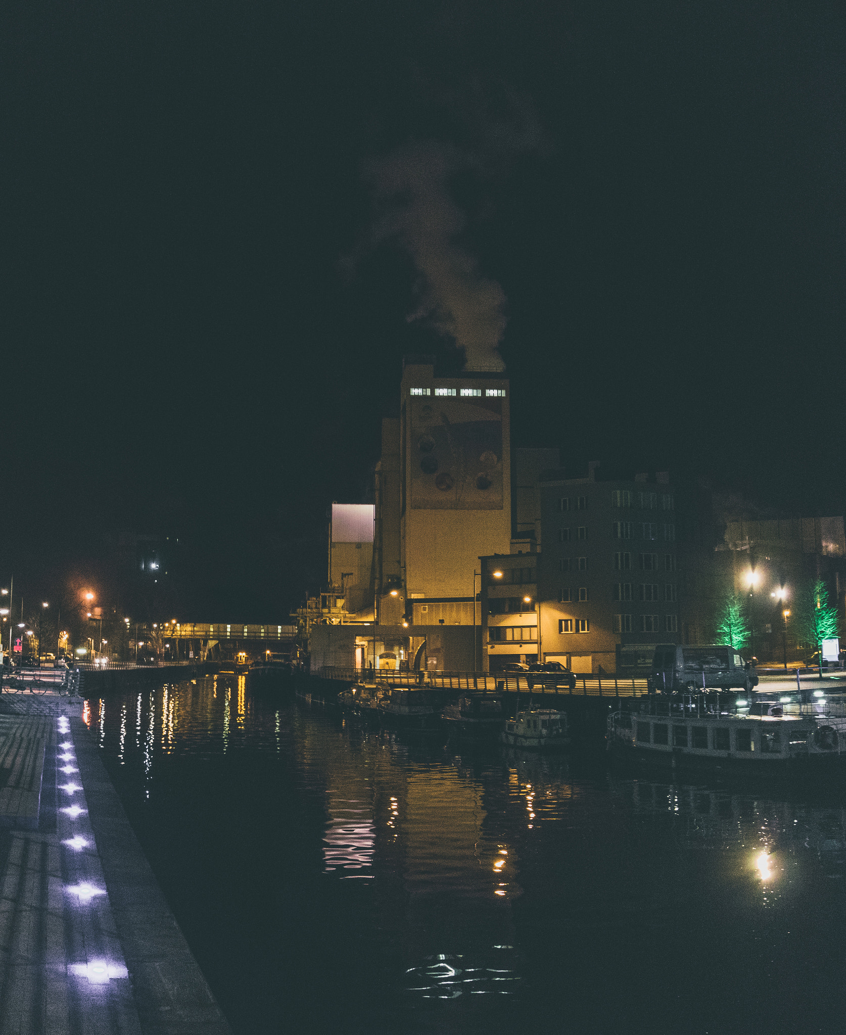 Canon EOS 750D (EOS Rebel T6i / EOS Kiss X8i) sample photo. Nighttime city river photography