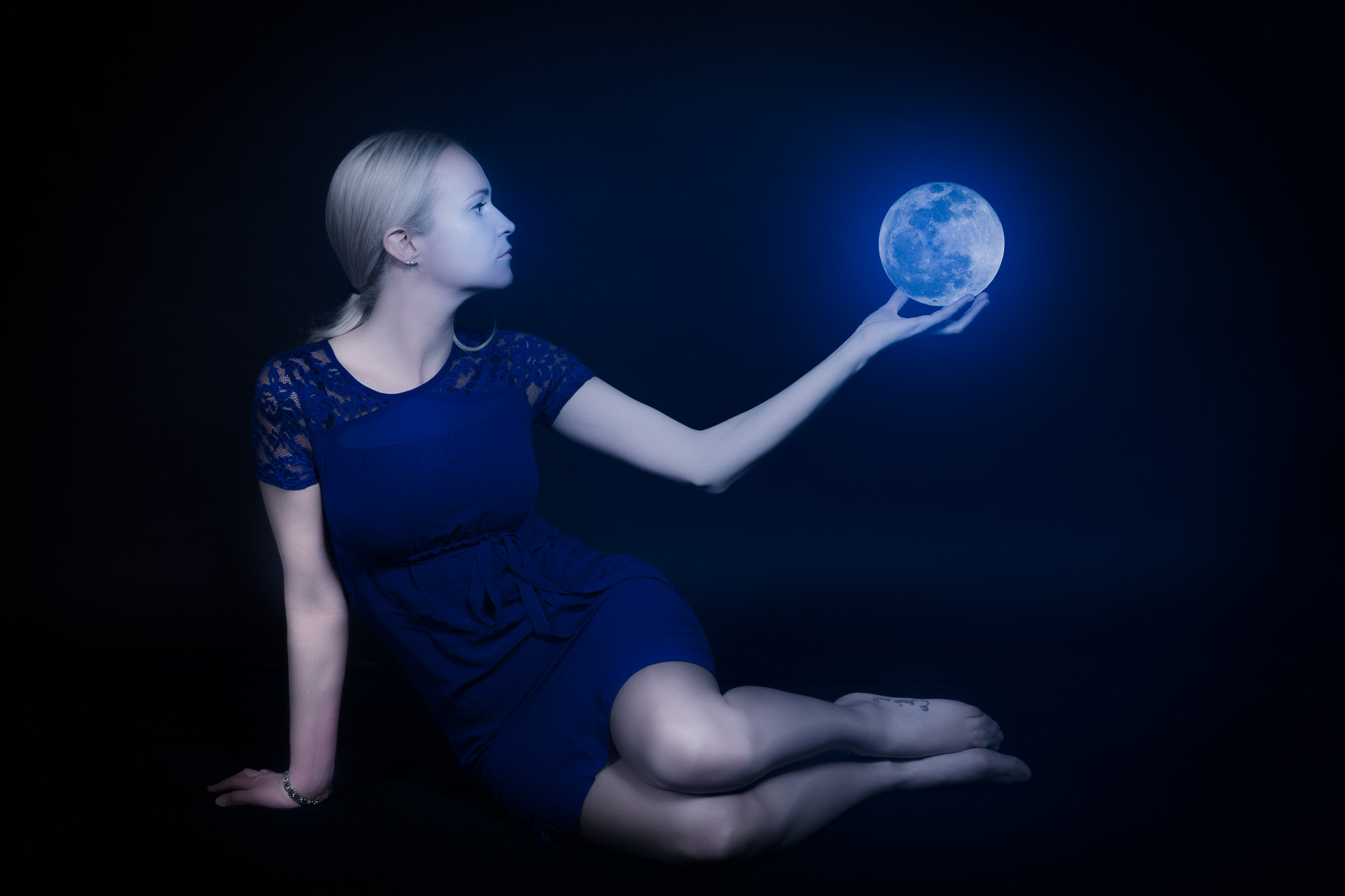 Sony a7 II + Minolta AF 50mm F1.7 New sample photo. Blue moon photography