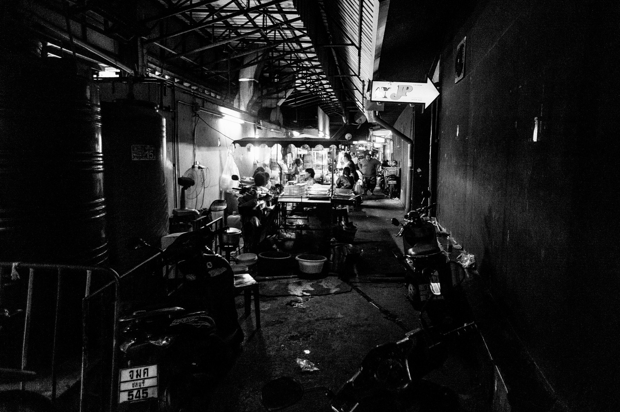 Sony Alpha NEX-5R + Sony E 16mm F2.8 sample photo. Street life bangkok photography