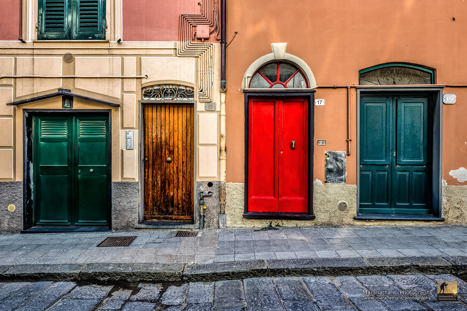 Canon TS-E 24.0mm f/3.5 L II sample photo. The red door photography