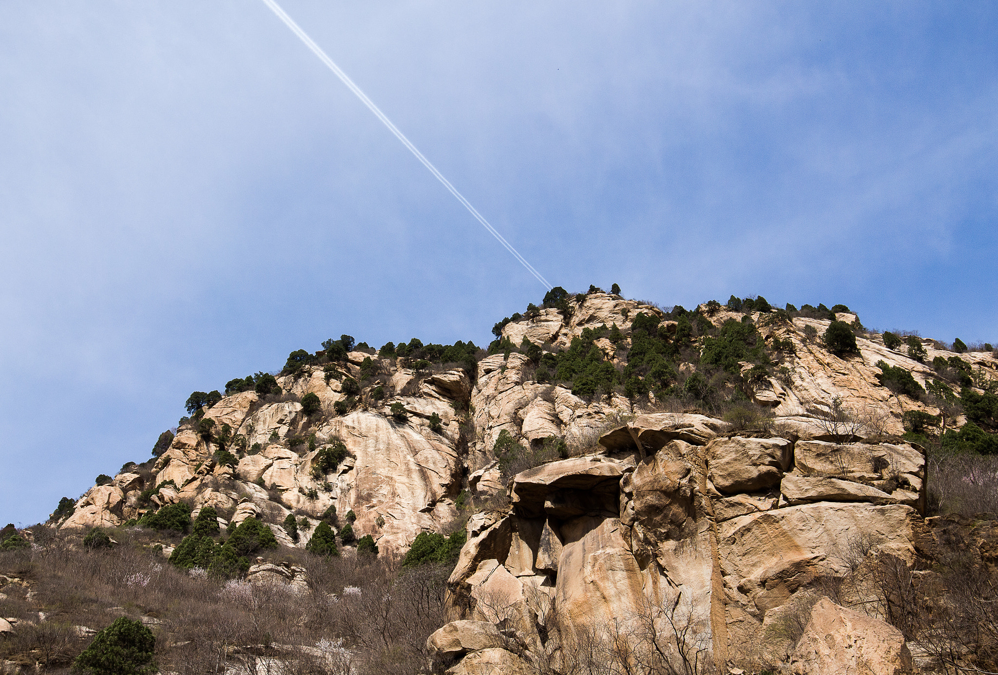 Canon EOS 700D (EOS Rebel T5i / EOS Kiss X7i) + Canon EF 16-35mm F4L IS USM sample photo. 破空 photography
