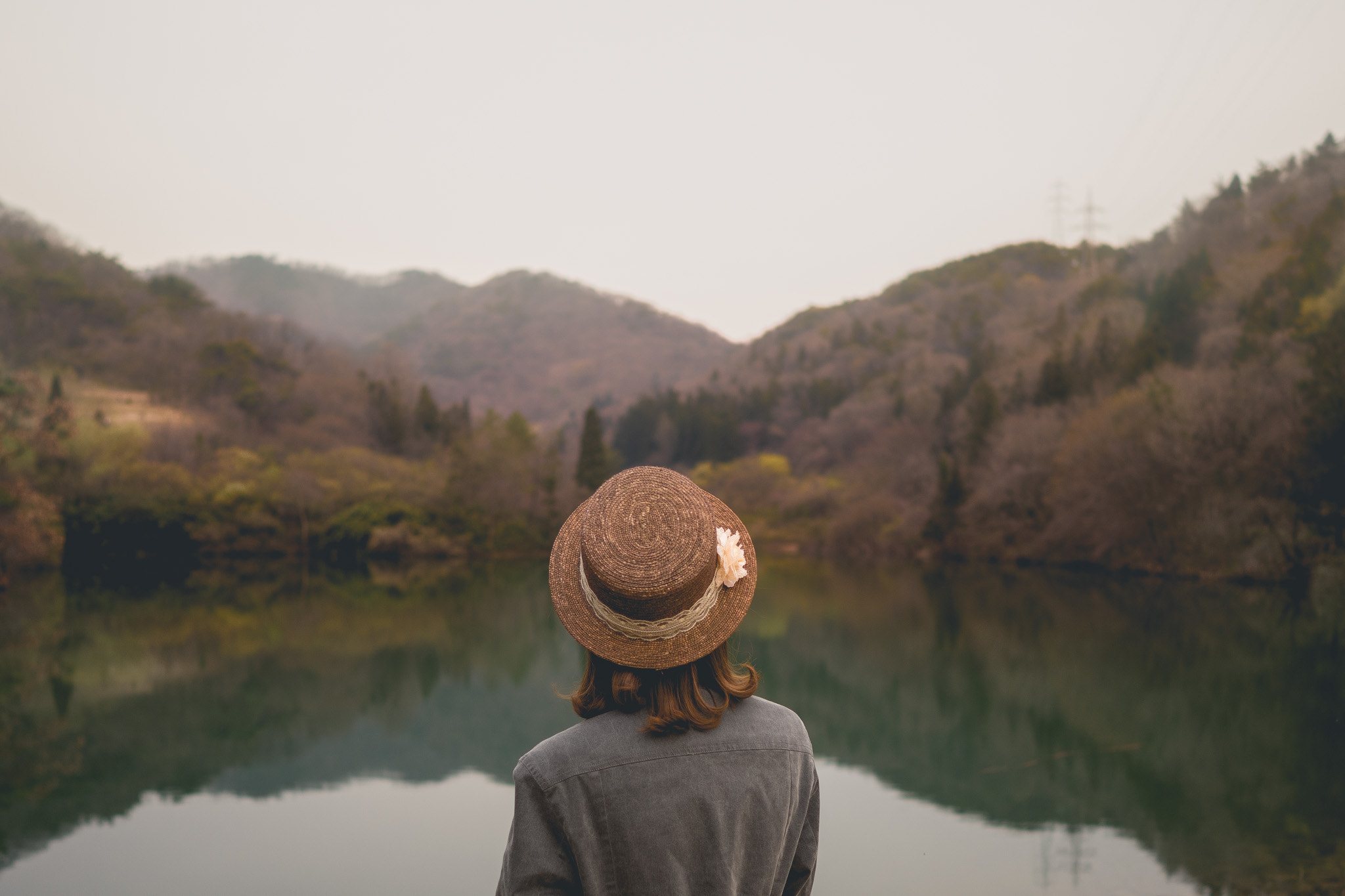 Sony a7 + ZEISS Batis 25mm F2 sample photo. Spring and straw hats photography