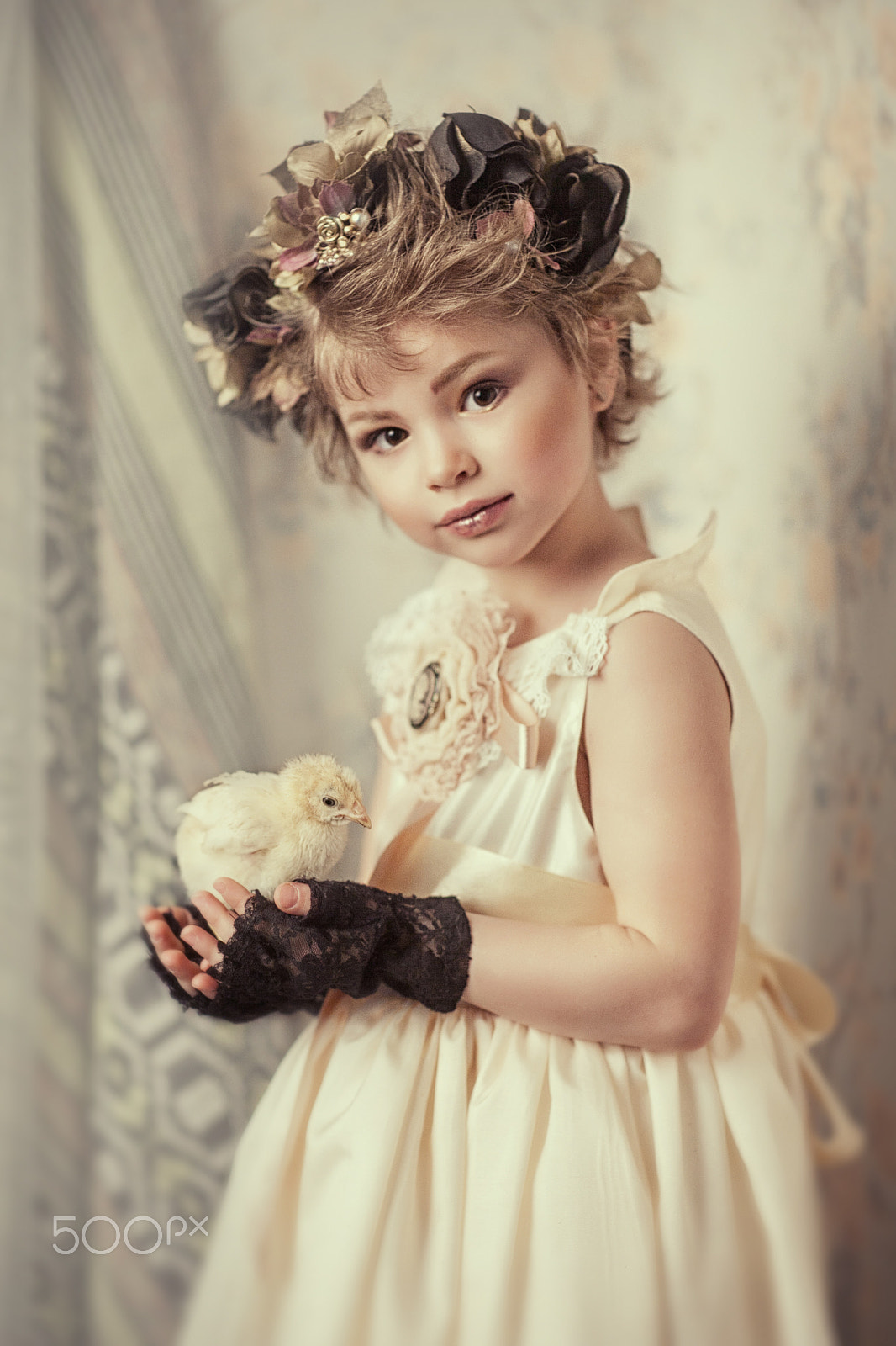 Canon EF 85mm F1.2 sample photo. Girl holding a chicken in his hands photography