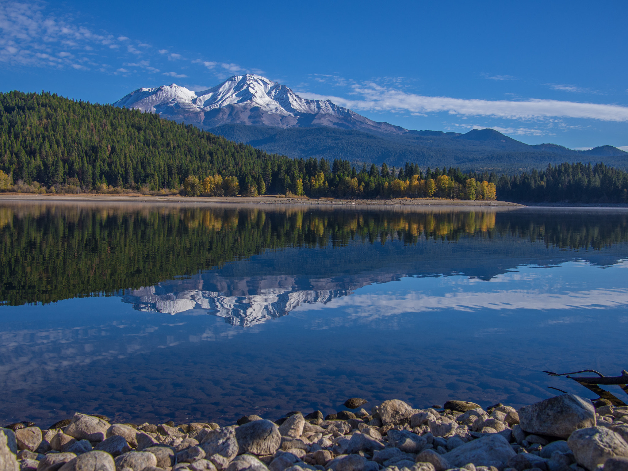 Olympus PEN E-PL6 + Panasonic Lumix G 20mm F1.7 ASPH sample photo. Mount shasta from lake siskiyou - california photography