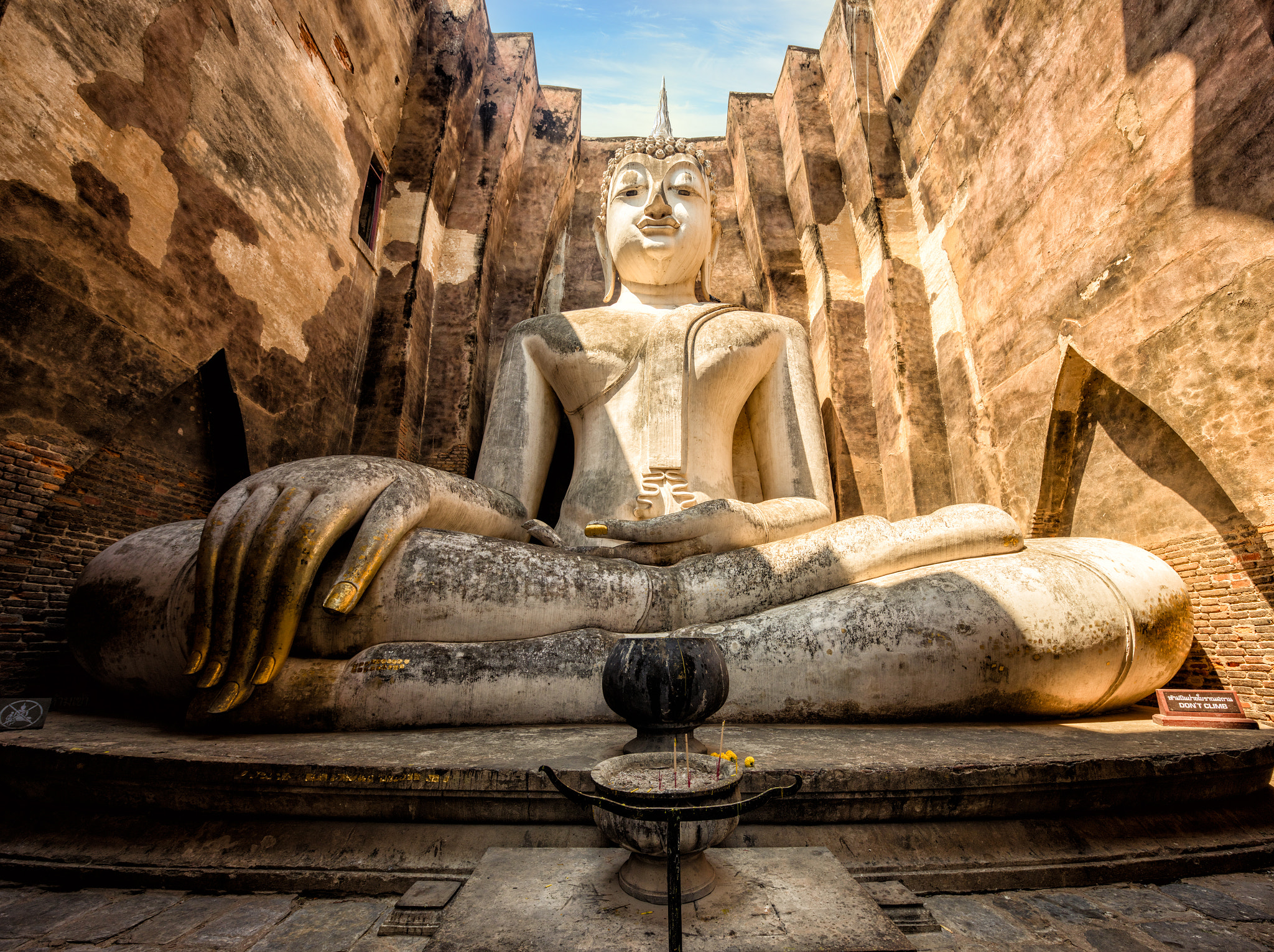 Canon EOS 5DS R + Canon TS-E 17mm F4L Tilt-Shift sample photo. Temple photography