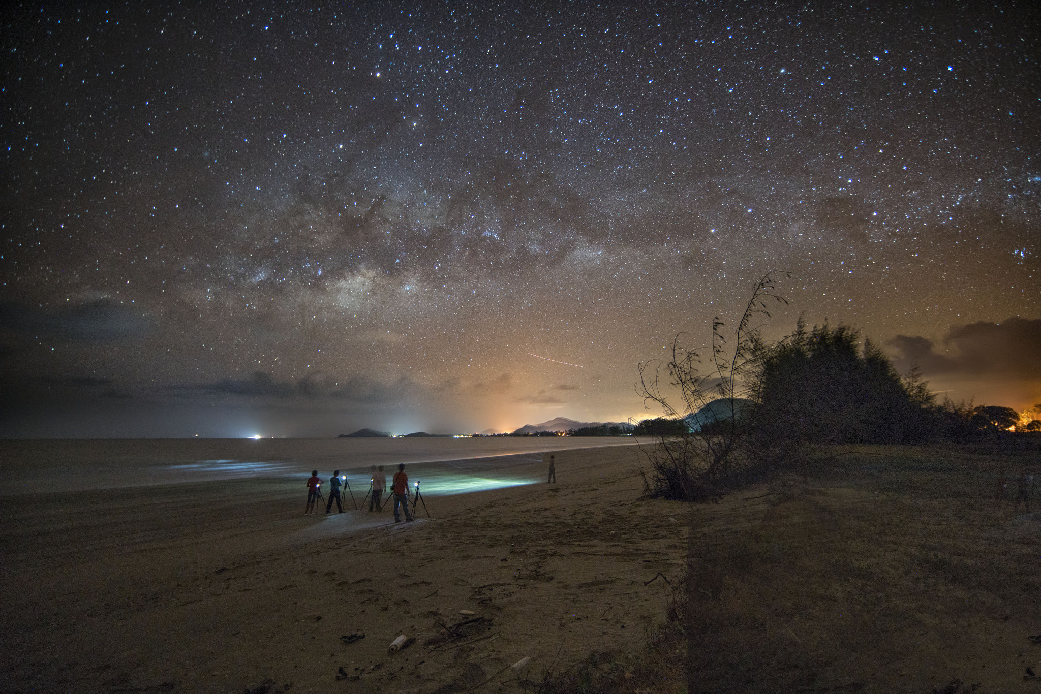 Sony a7R II + Canon EF 14mm F2.8L II USM sample photo. Milky way in mersing, malaysia photography