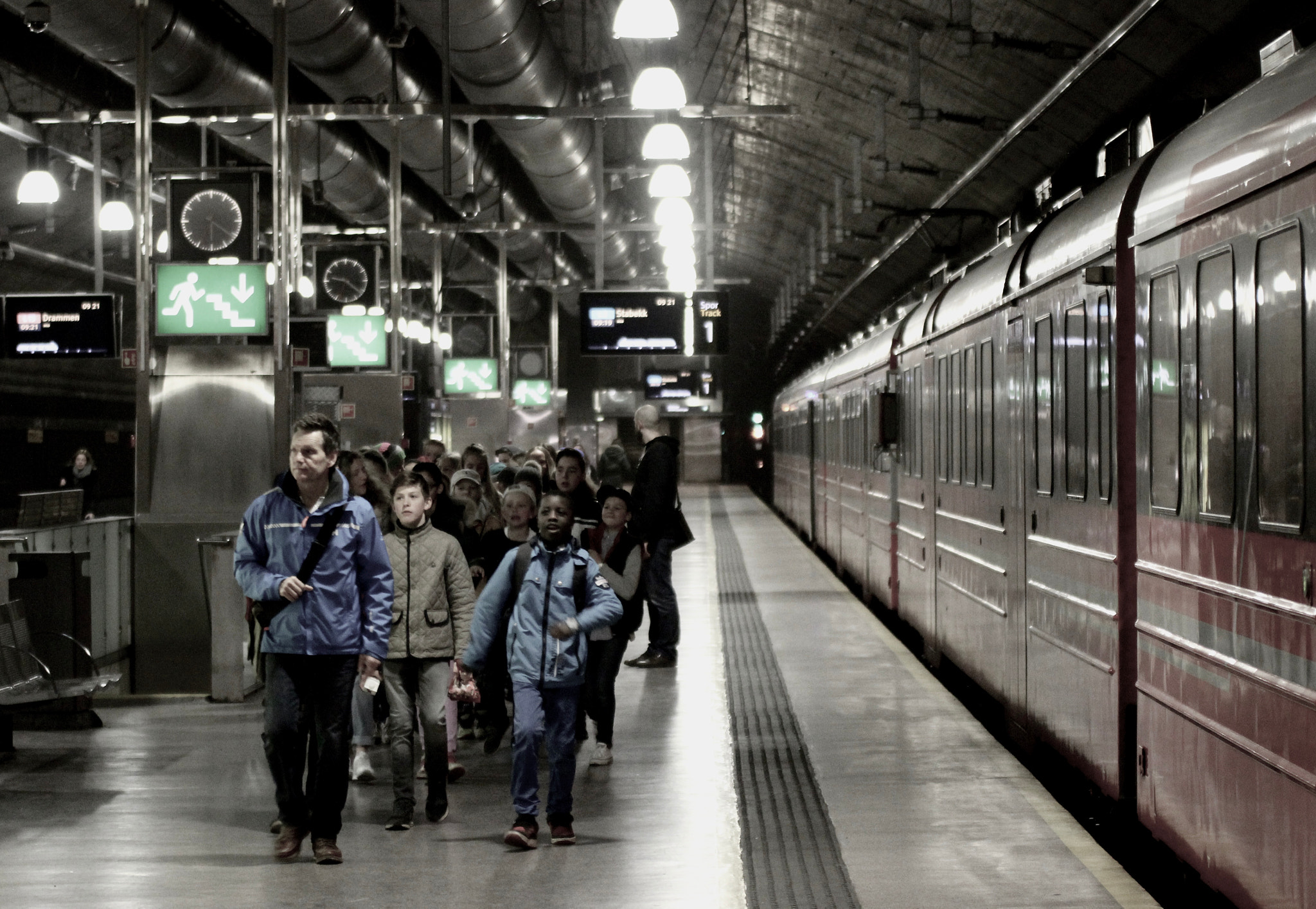 Sigma 70-200mm F2.8 EX DG OS HSM sample photo. Taking the class to the city photography