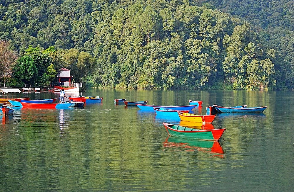 Nikon D80 + Sigma 70-300mm F4-5.6 APO Macro Super II sample photo. Fewa lake and boats photography