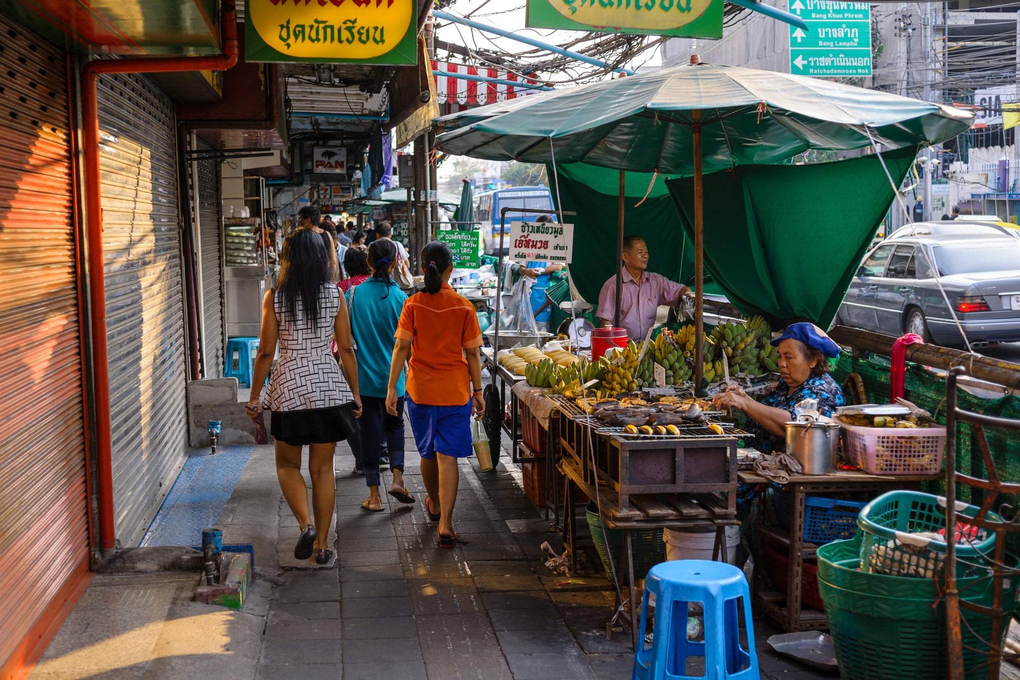 E 32mm F1.8 sample photo. Bangkok street photography
