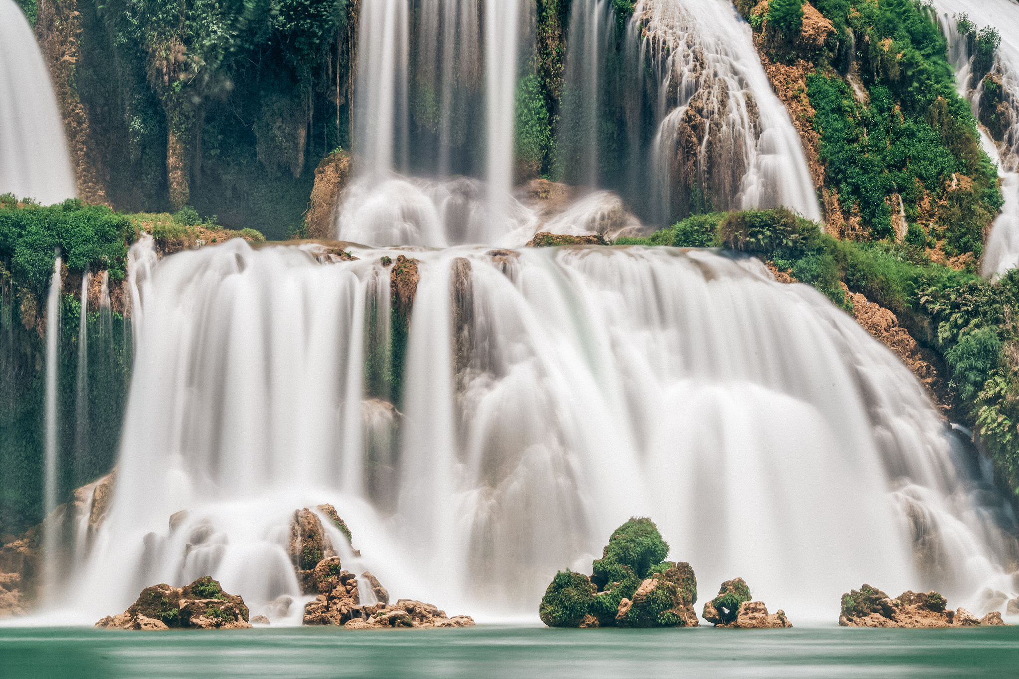 Canon EF 135mm F2L USM sample photo. Bản giốc waterfall photography