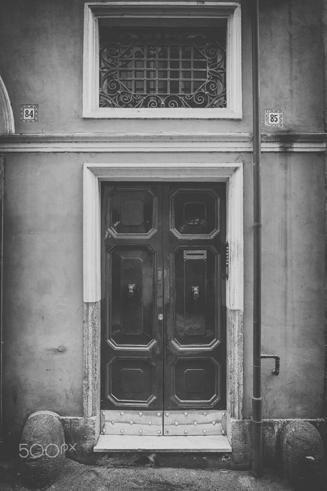 Sony a7 II + FE 21mm F2.8 sample photo. Door in rome 9 photography