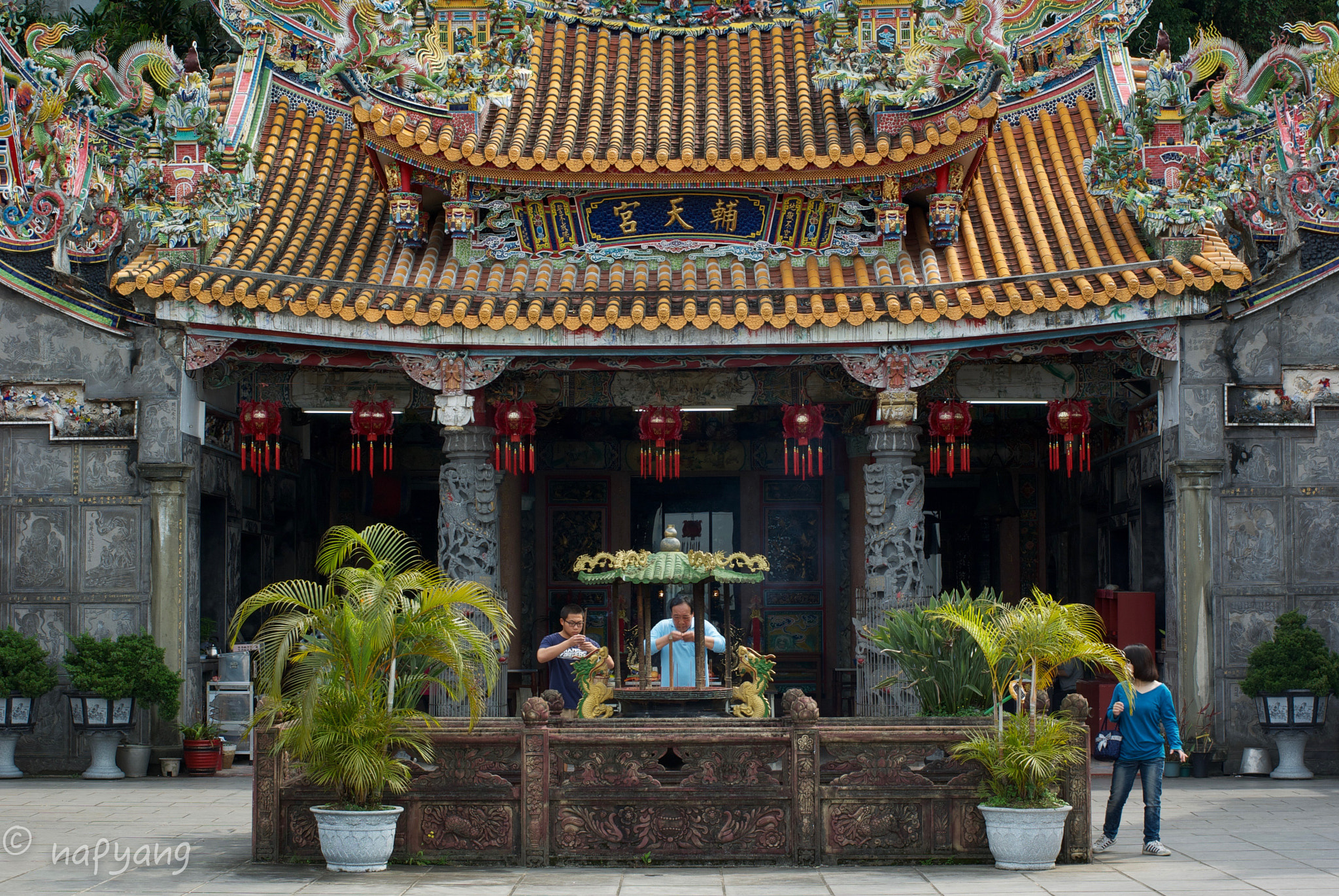 Pentax K200D sample photo. Chinese temple photography