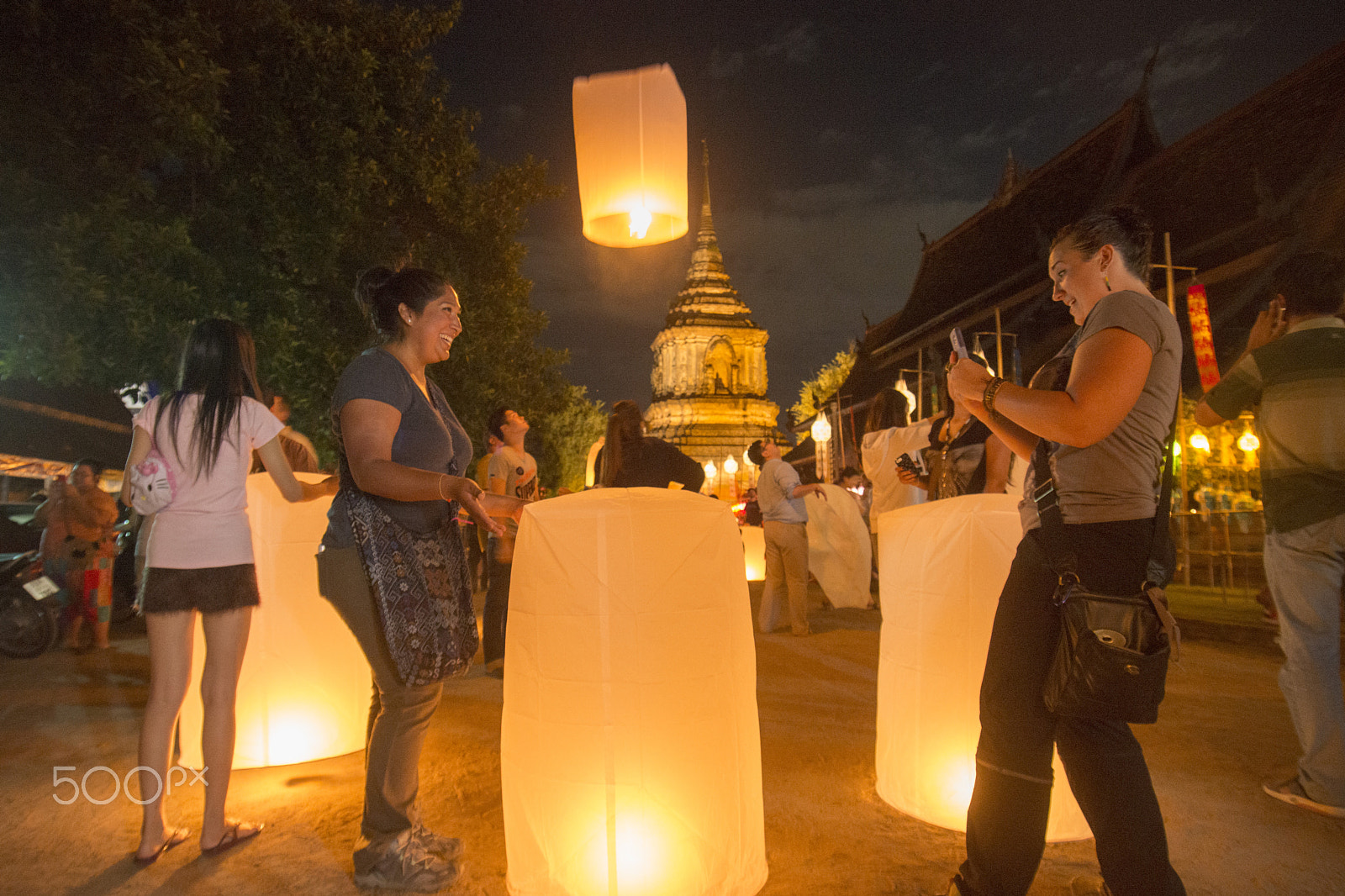 Nikon D800 + Sigma 17-35mm F2.8-4 EX DG  Aspherical HSM sample photo. Asia thailand chiang loy krathong festival photography