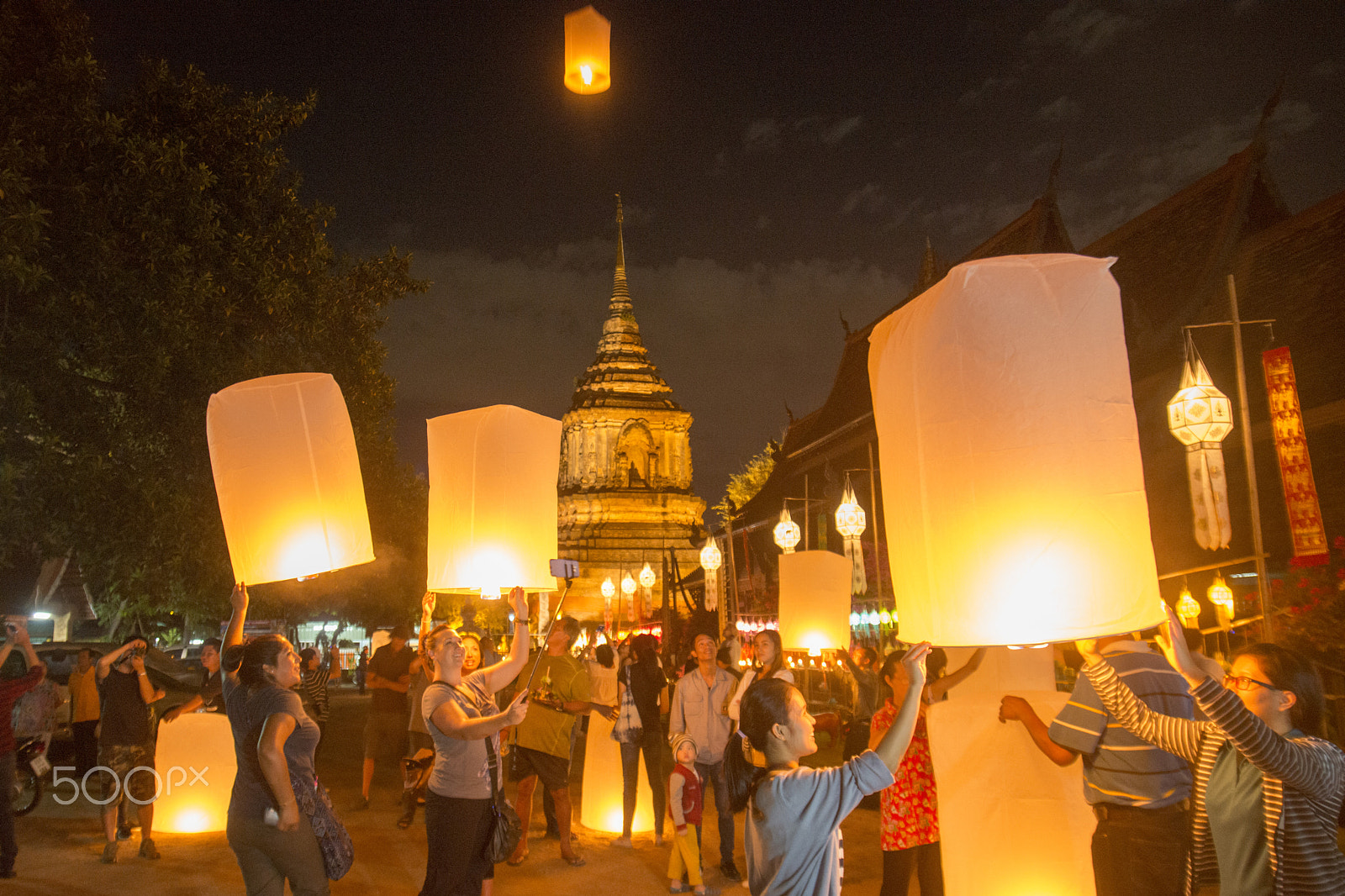 Sigma 17-35mm F2.8-4 EX DG  Aspherical HSM sample photo. Asia thailand chiang loy krathong festival photography