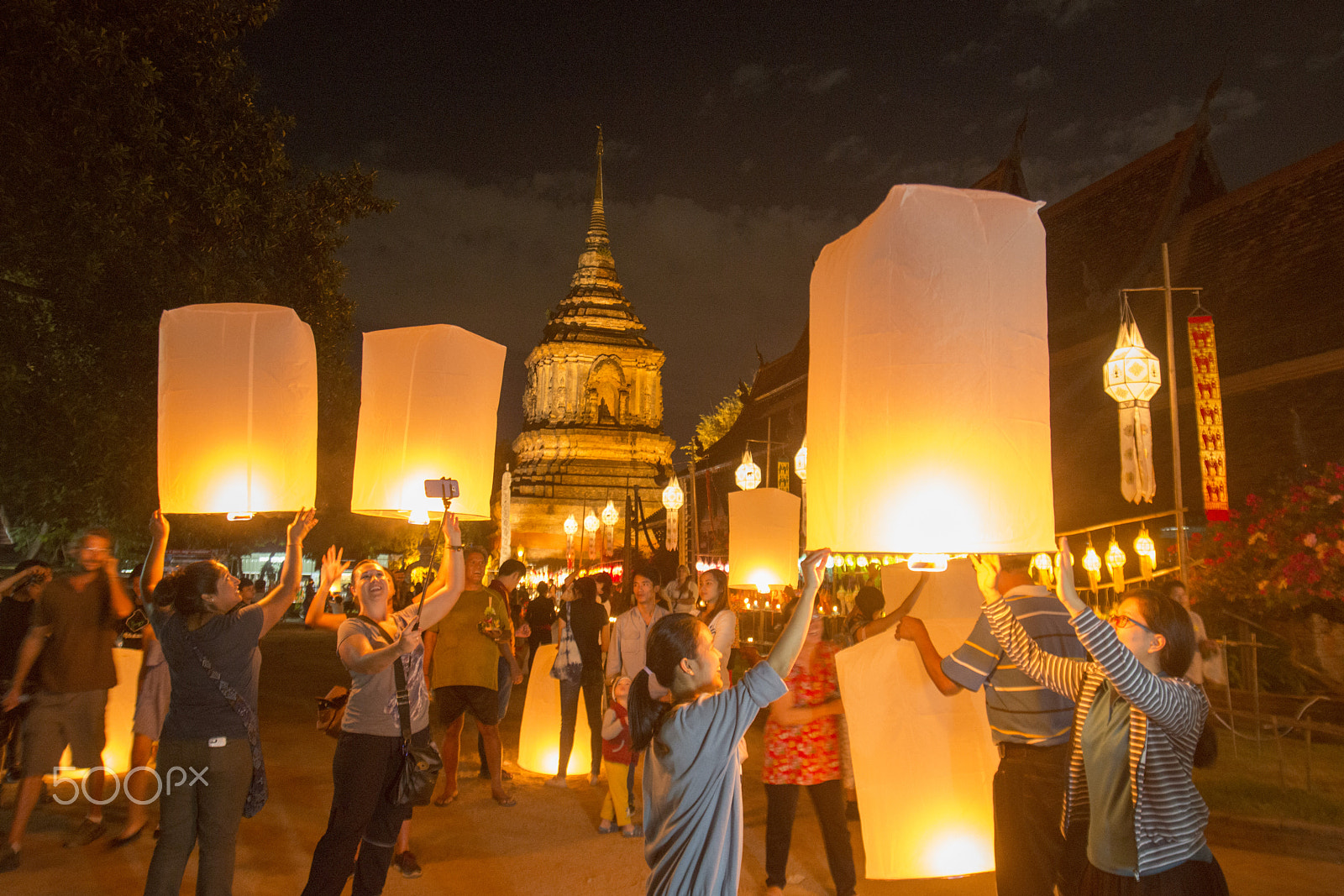 Nikon D800 + Sigma 17-35mm F2.8-4 EX DG  Aspherical HSM sample photo. Asia thailand chiang loy krathong festival photography