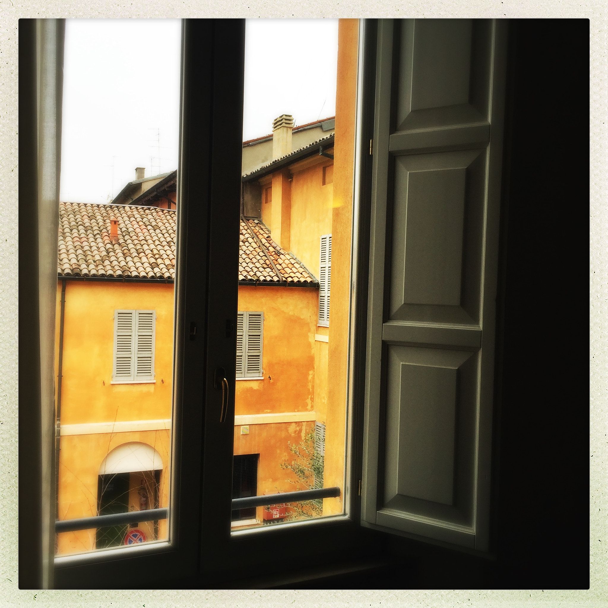 Hipstamatic 302 sample photo. Tru(ough)e window photography