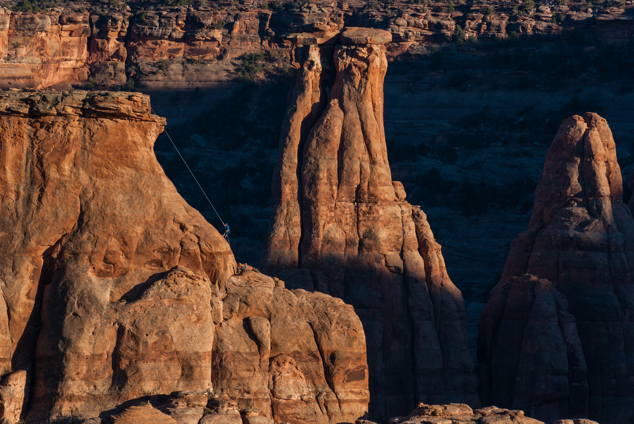 Sony DT 55-300mm F4.5-5.6 SAM sample photo. Climbers on independence monument photography