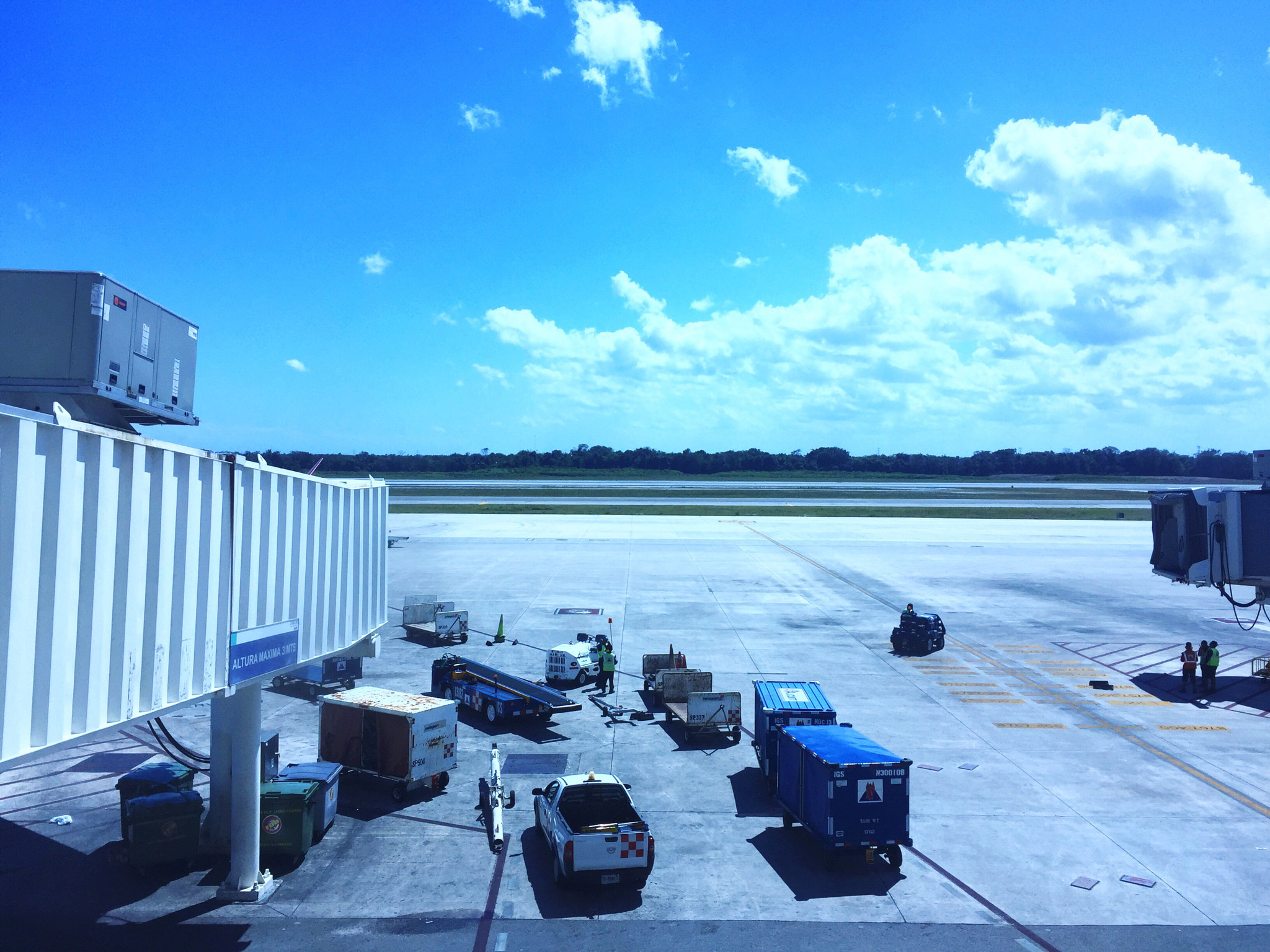 Apple iPhone 6+ sample photo. Airport cancun at aeropuerto internacional de cancún (cun) photography