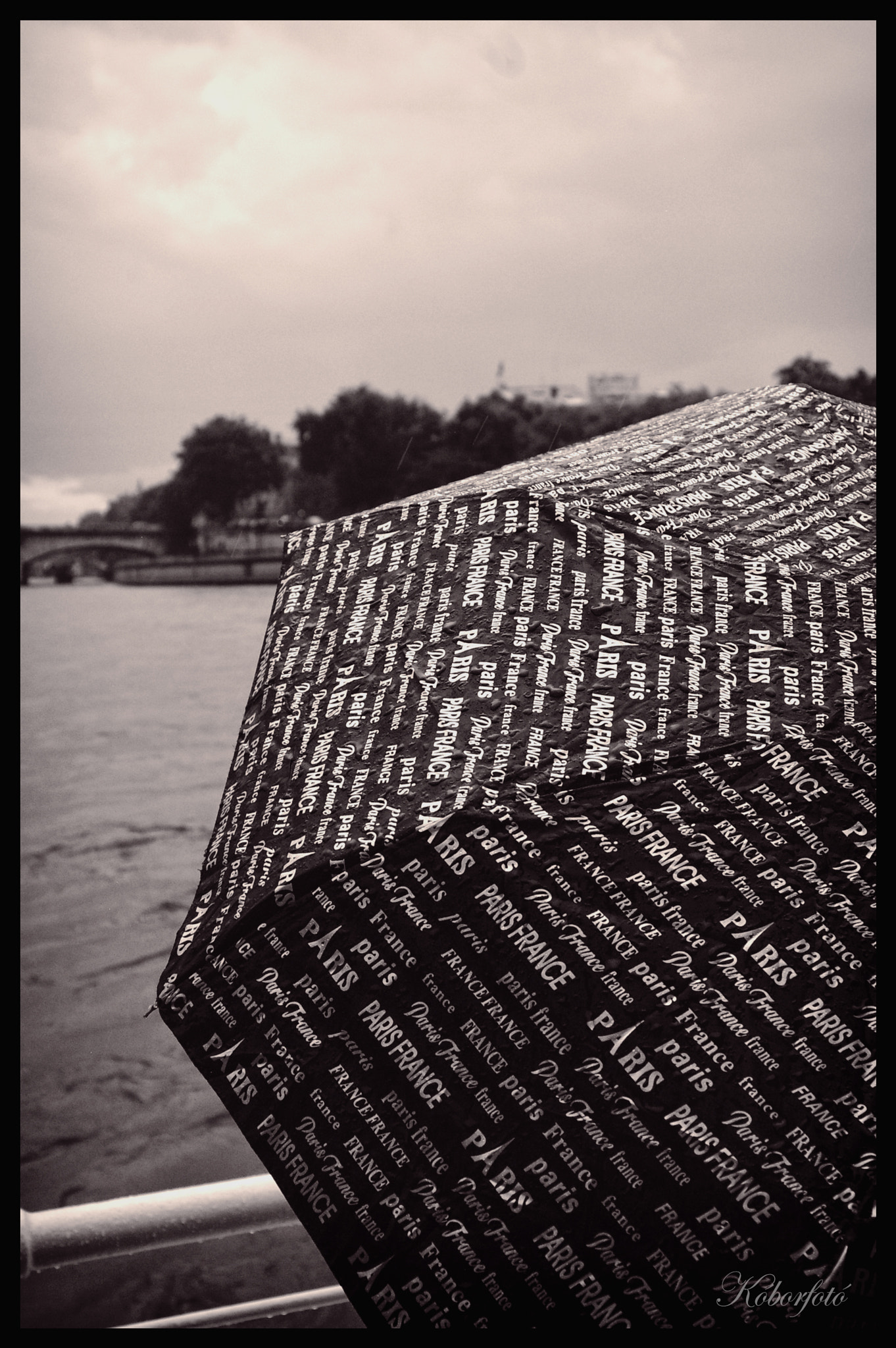 Pentax K100D sample photo. Paris umbrella photography