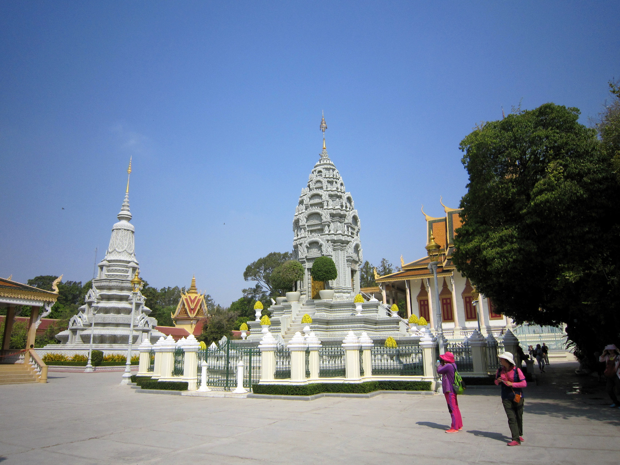 Canon PowerShot SD980 IS (Digital IXUS 200 IS / IXY Digital 930 IS) sample photo. Silver pagoda-royal palace photography