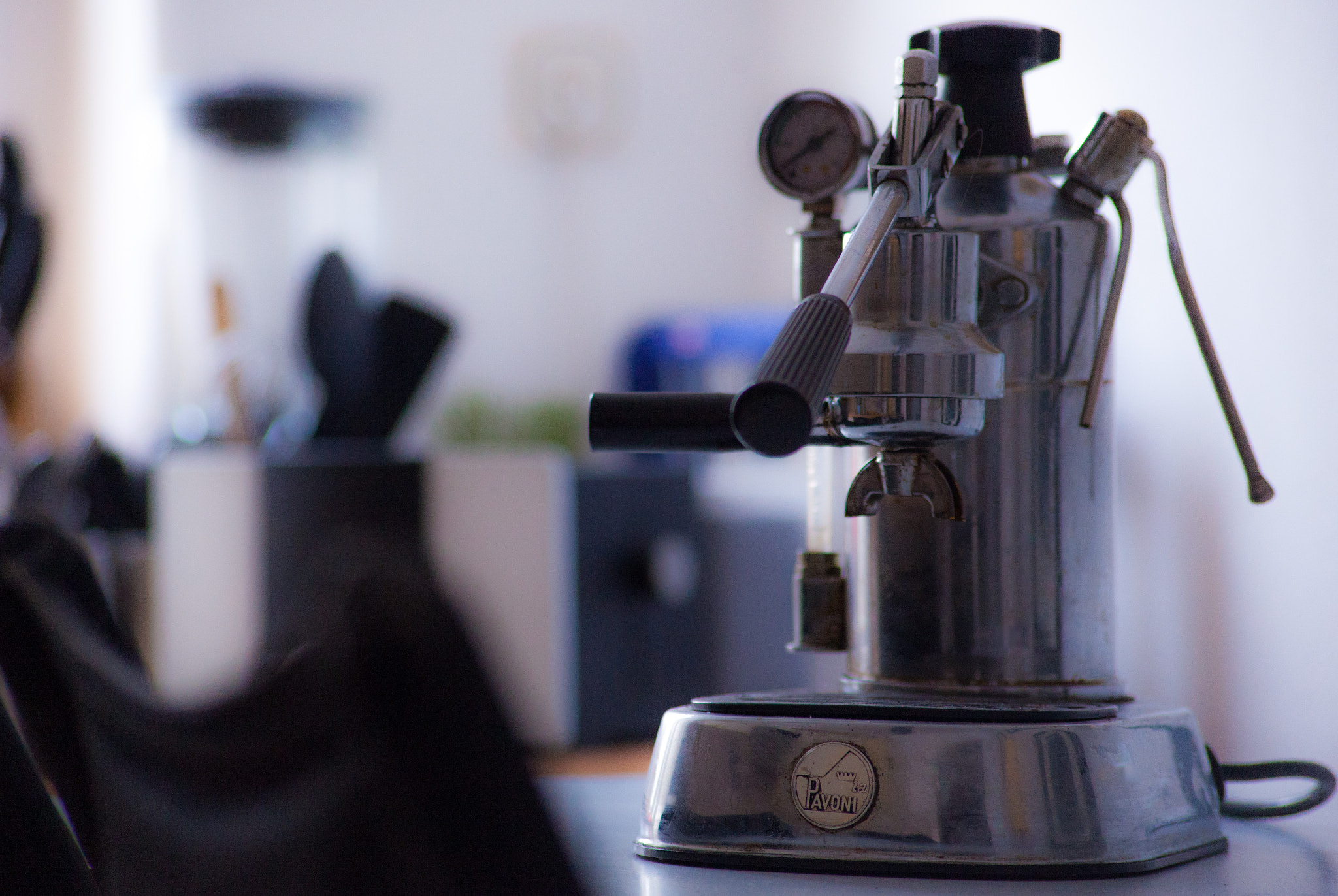 Sigma 70-300mm F4-5.6 APO DG Macro sample photo. Bye bye old lady photography