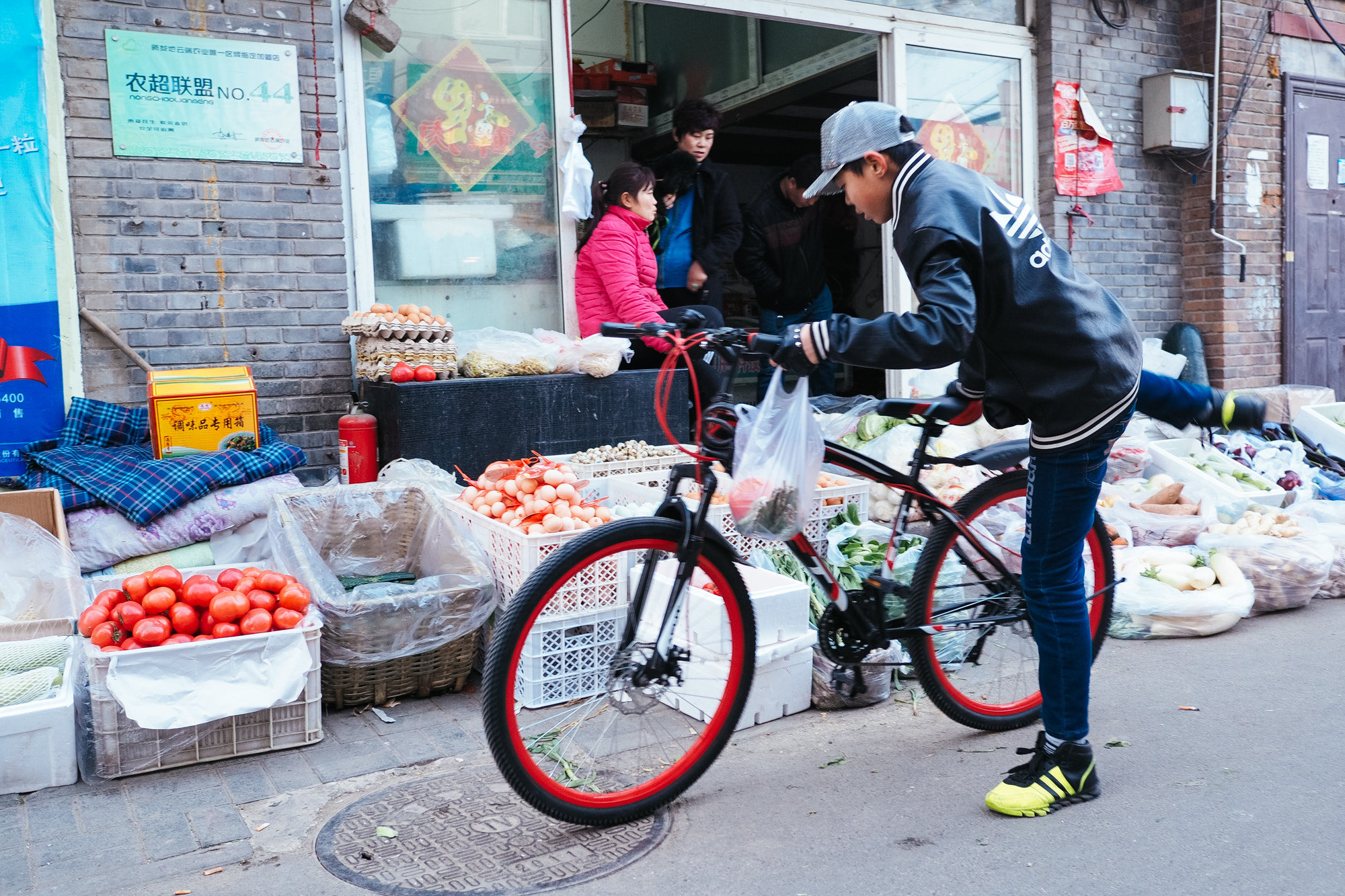 Olympus OM-D E-M10 + LEICA DG SUMMILUX 15/F1.7 sample photo. Streets in beijing photography