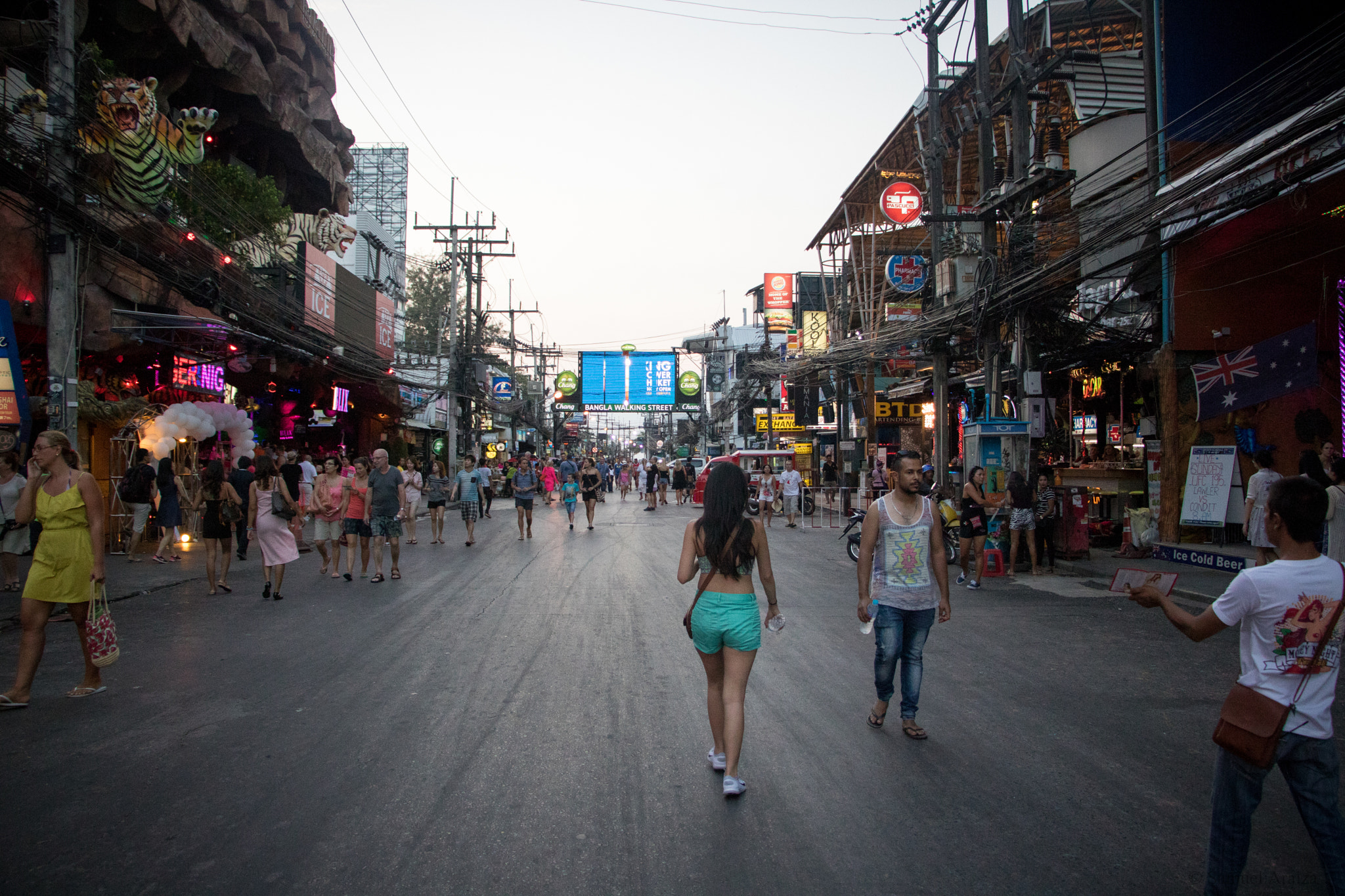 Canon EF-S 18-135mm F3.5-5.6 IS STM sample photo. Bangla road photography