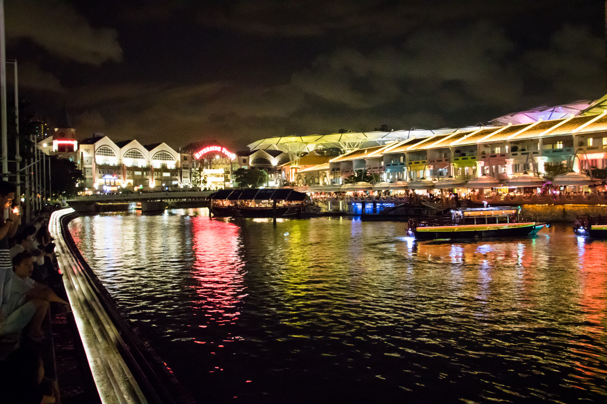 Canon EOS 750D (EOS Rebel T6i / EOS Kiss X8i) + Canon EF-S 18-135mm F3.5-5.6 IS STM sample photo. Clark quay riverpoint, singapore photography