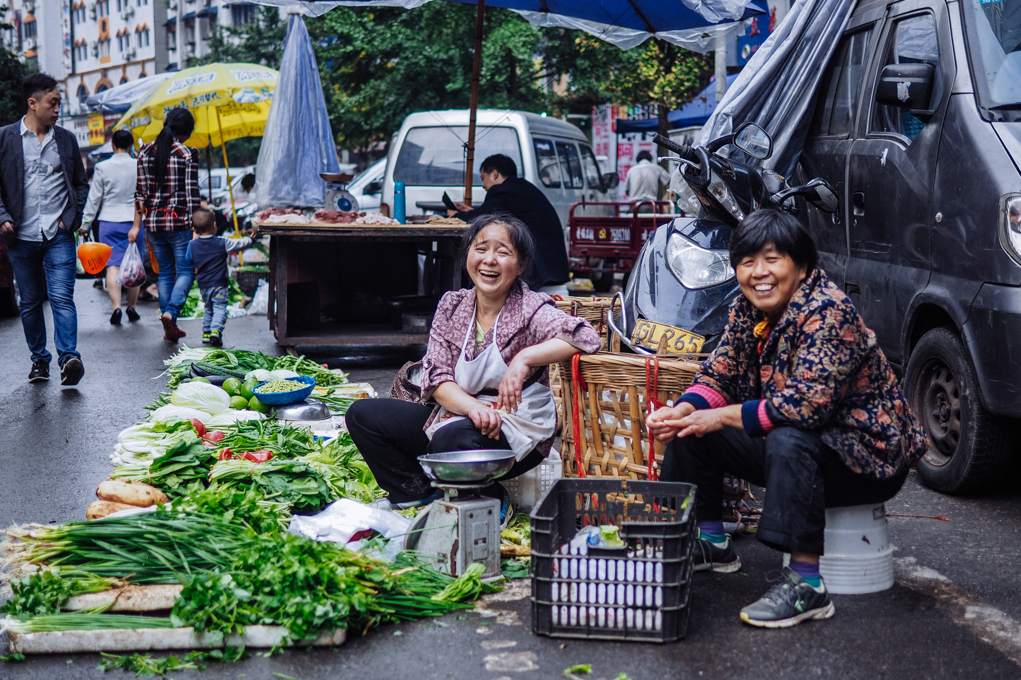 Olympus OM-D E-M10 + Panasonic Leica DG Summilux 25mm F1.4 II ASPH sample photo. Markets in leshan photography