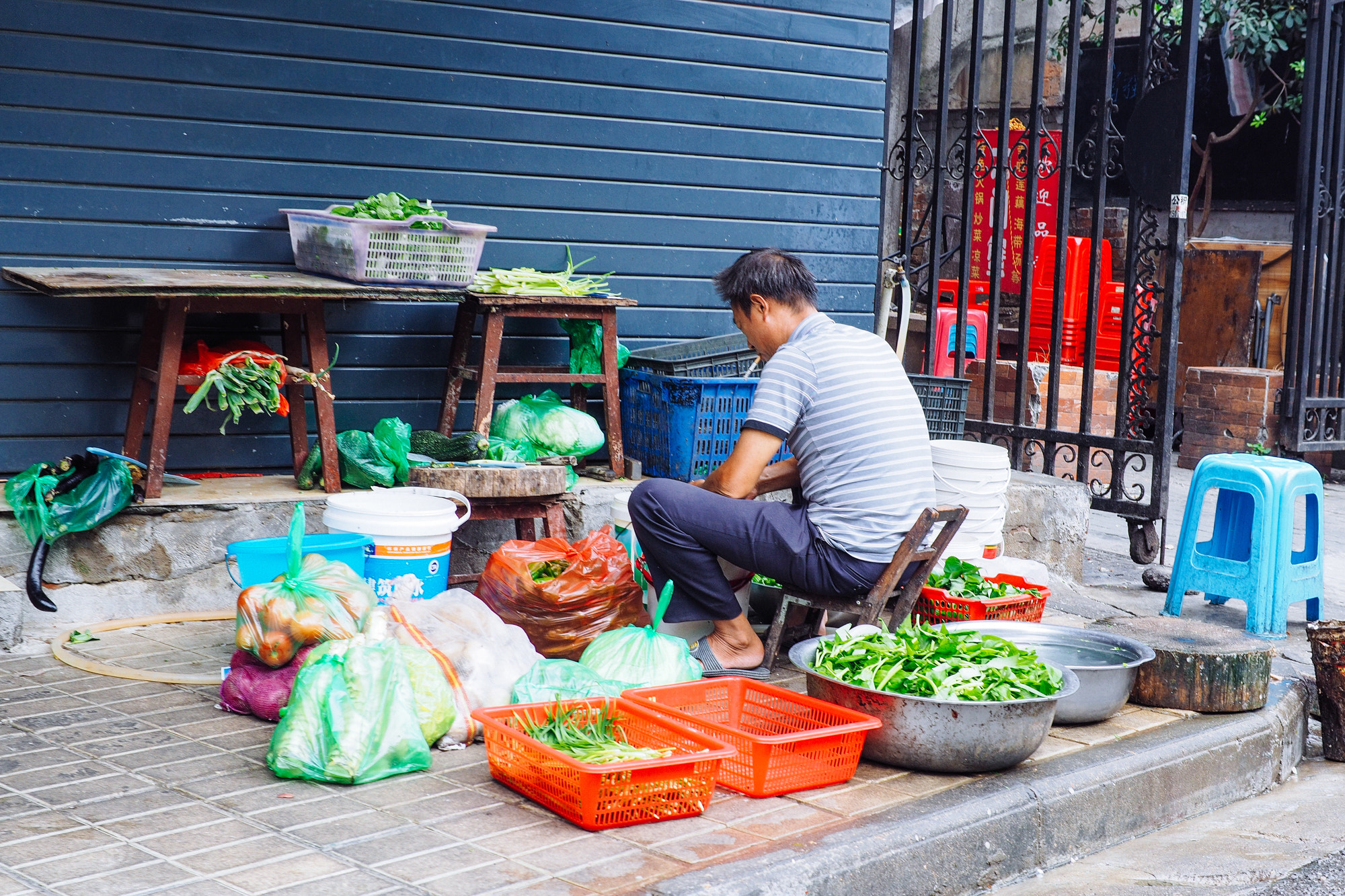 Olympus OM-D E-M10 + Panasonic Leica DG Summilux 25mm F1.4 II ASPH sample photo. Markets in wuhan photography