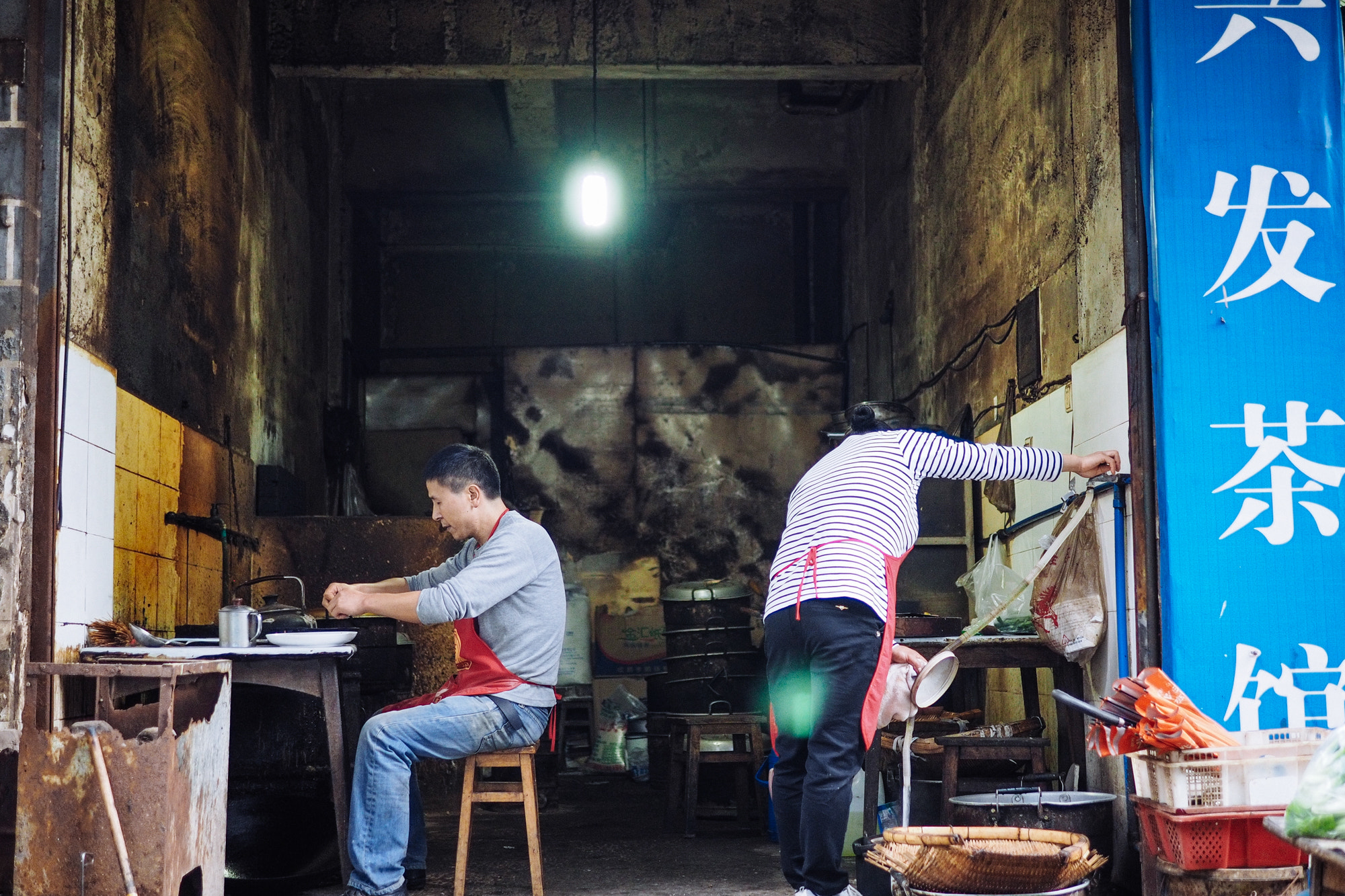 Olympus OM-D E-M10 + Panasonic Leica DG Summilux 25mm F1.4 II ASPH sample photo. Markets in leshan photography