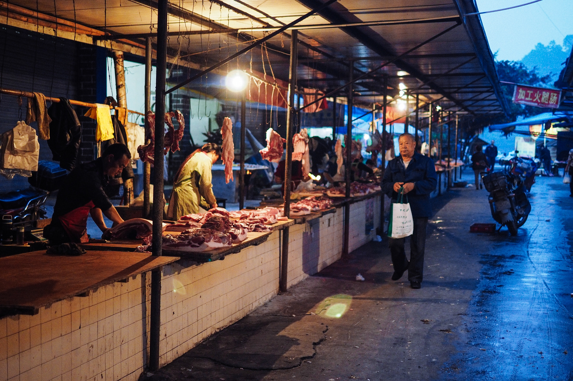 Olympus OM-D E-M10 + Panasonic Leica DG Summilux 25mm F1.4 II ASPH sample photo. Markets in leshan photography