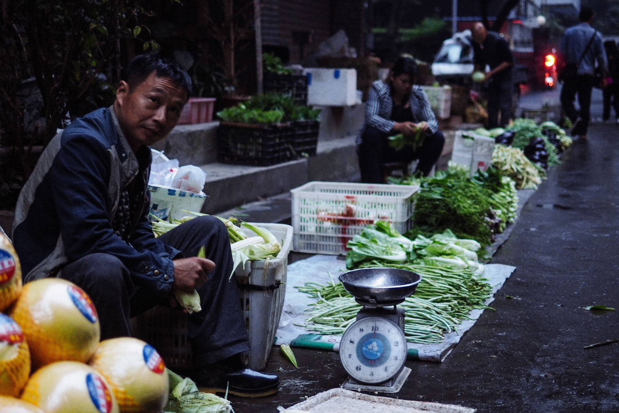 Olympus OM-D E-M10 + Panasonic Leica DG Summilux 25mm F1.4 II ASPH sample photo. Markets in leshan photography