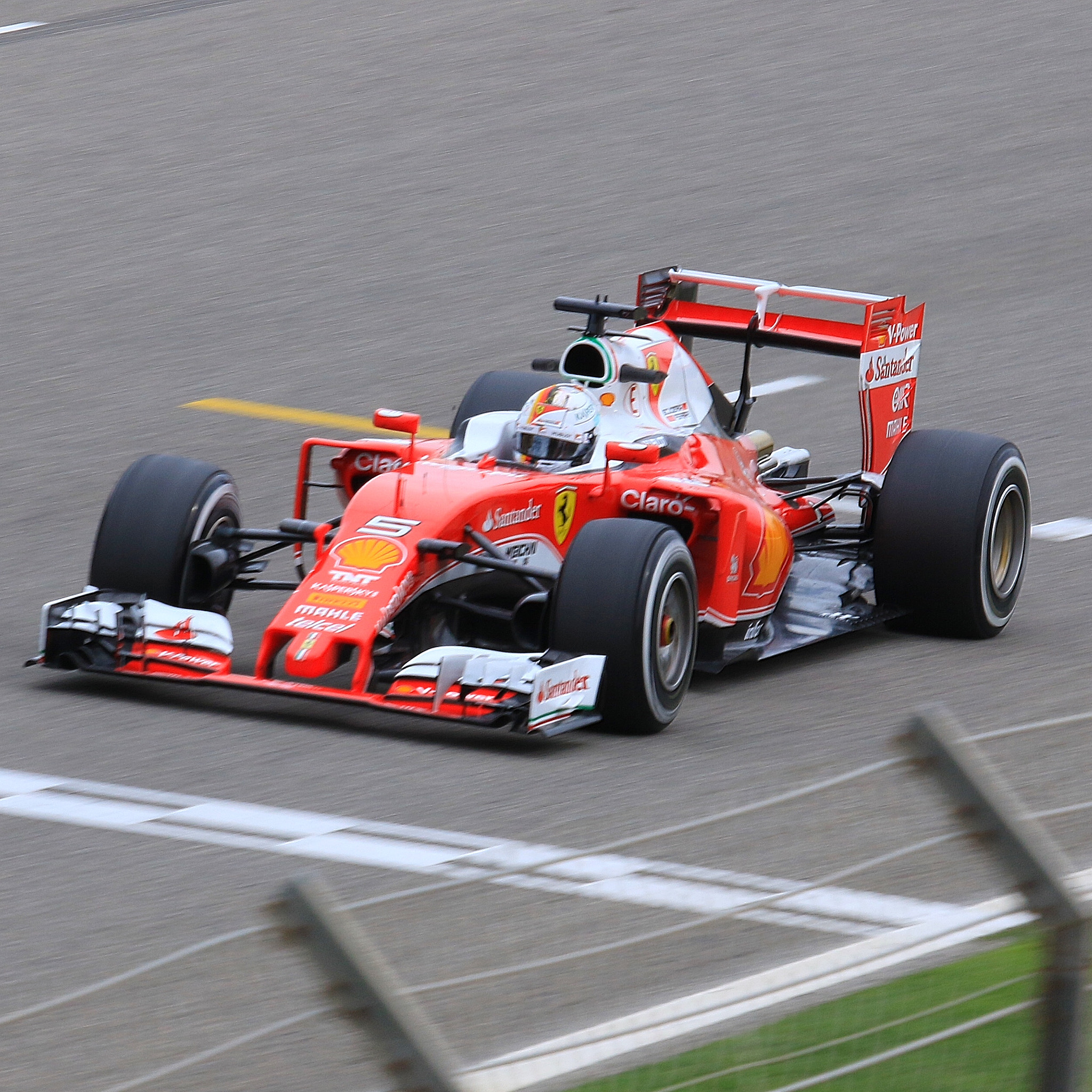 Canon EF 100-400mm F4.5-5.6L IS USM sample photo. Vettel and feraari in bahrain international circuit 2016 photography