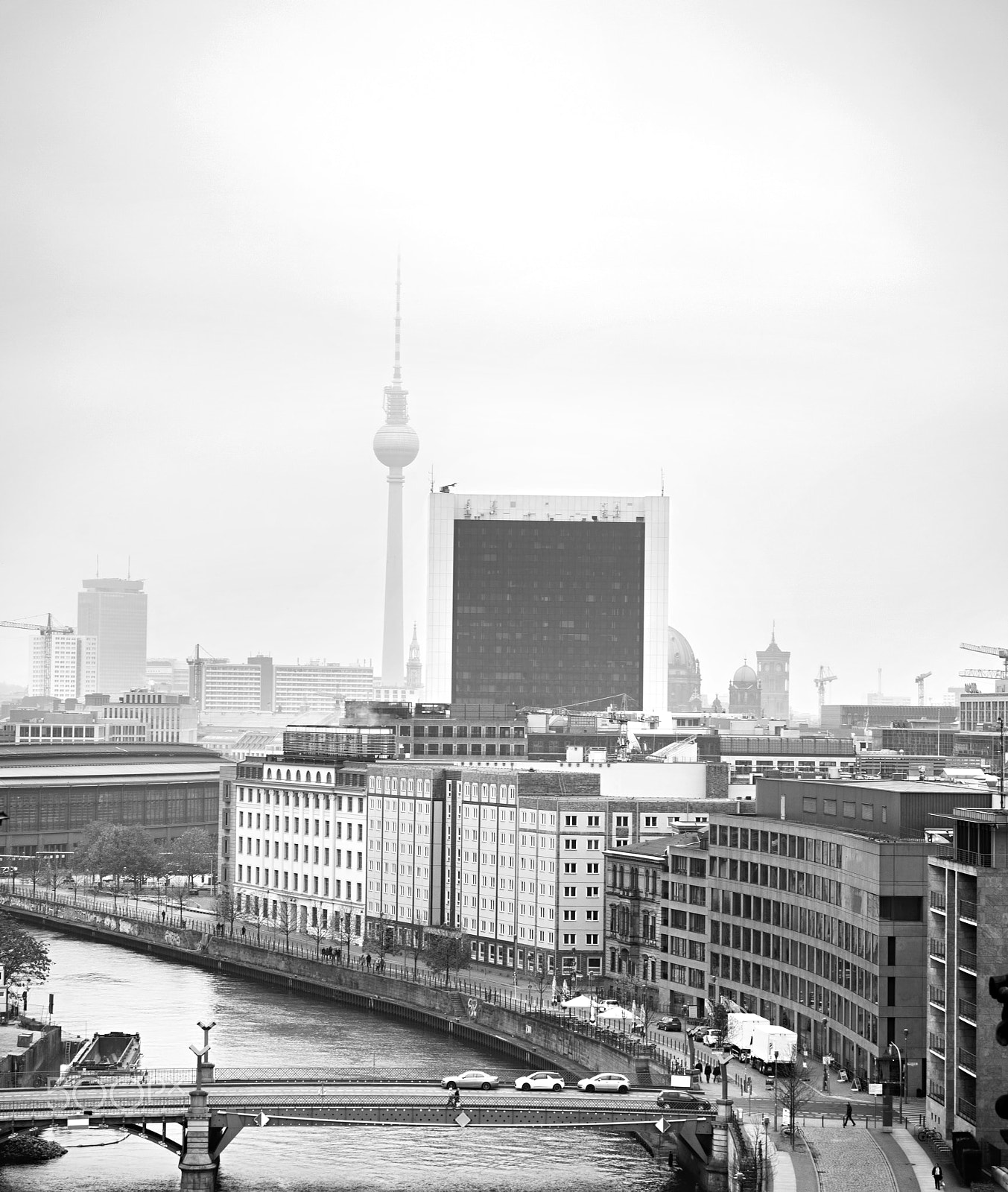 AF Zoom-Nikkor 28-80mm f/3.3-5.6G sample photo. Black and white berlin photography