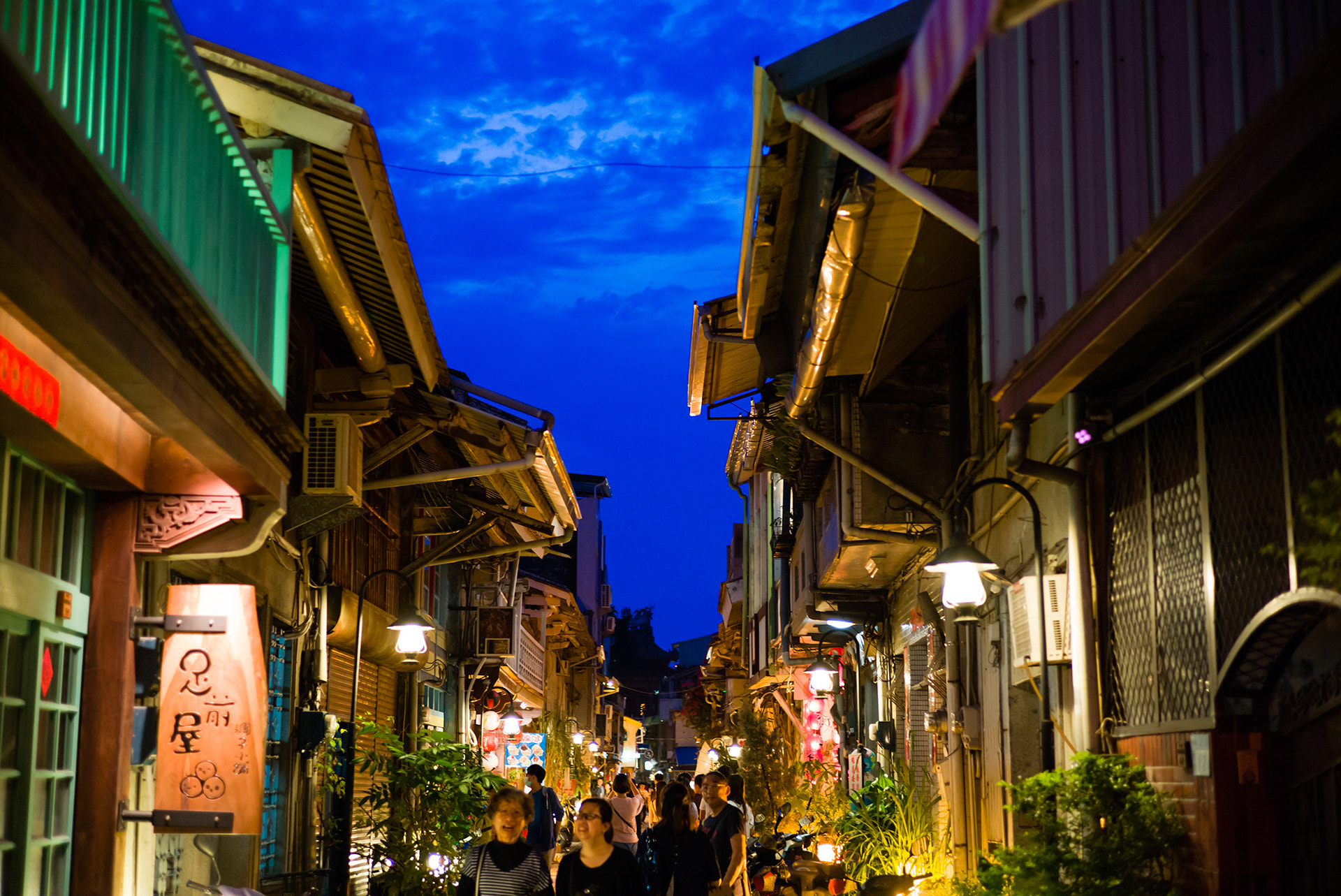 Leica Summarit-M 50mm F2.5 sample photo. Taiwan tainan shennong street photography