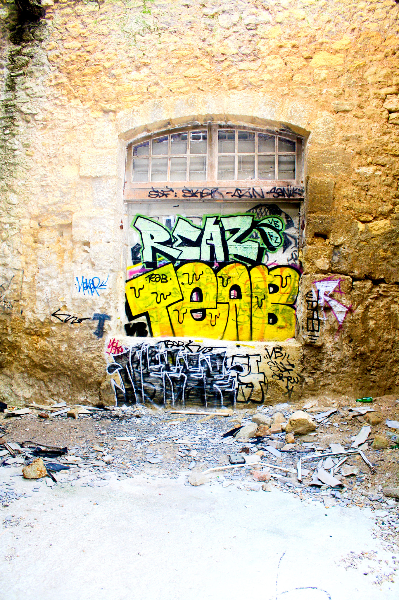 Canon EOS 1000D (EOS Digital Rebel XS / EOS Kiss F) sample photo. Graffiti photography