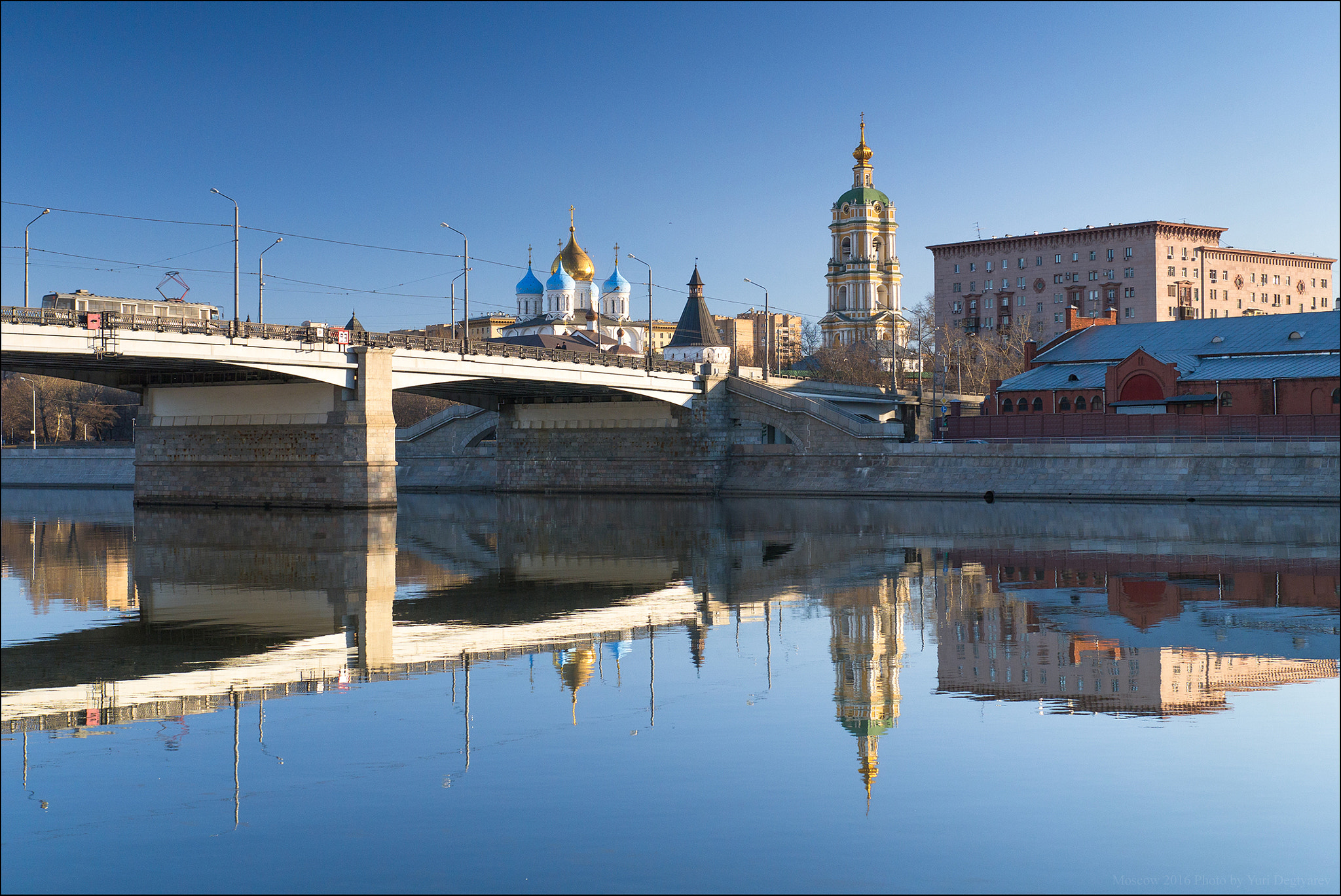 Panasonic Lumix DMC-G3 + Panasonic Leica DG Summilux 25mm F1.4 II ASPH sample photo. Russia. moscow. novospassky monastery and bridge. photography