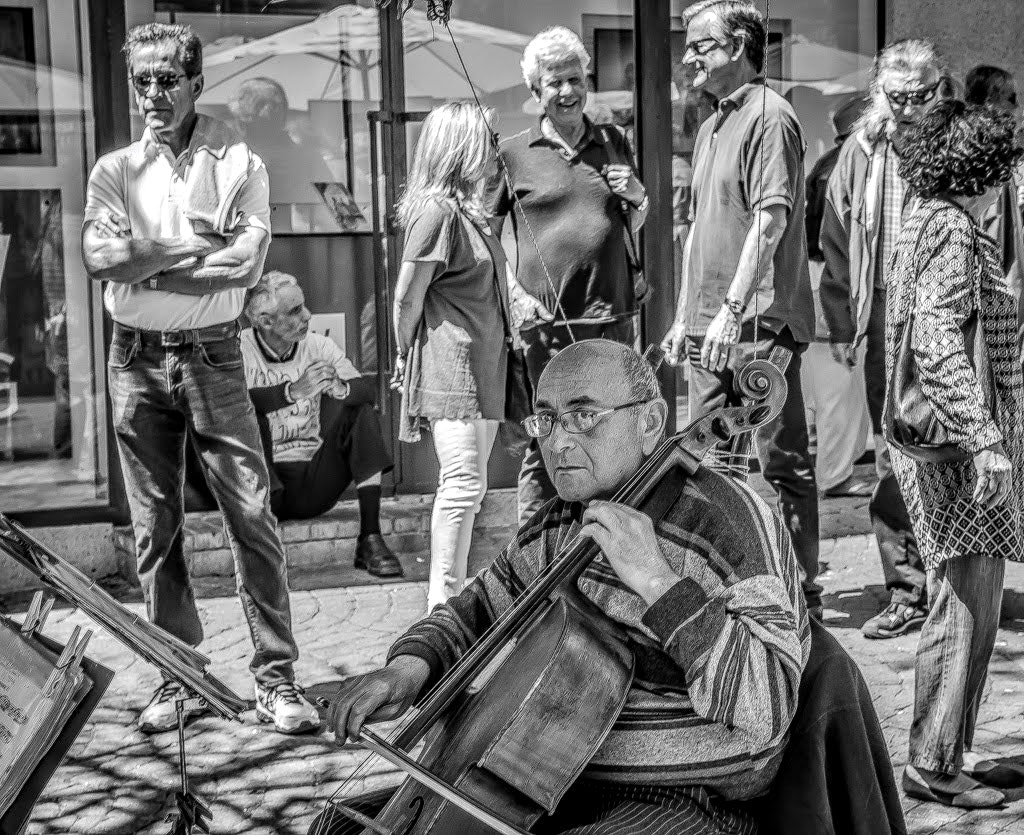 Nikon D600 + AF Zoom-Nikkor 35-70mm f/2.8D sample photo. Street musician. photography