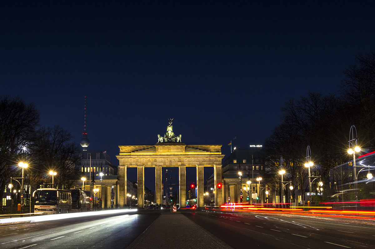Canon EOS 1200D (EOS Rebel T5 / EOS Kiss X70 / EOS Hi) + Canon EF-S 18-135mm F3.5-5.6 IS STM sample photo. Brandenburger tor at dusk photography
